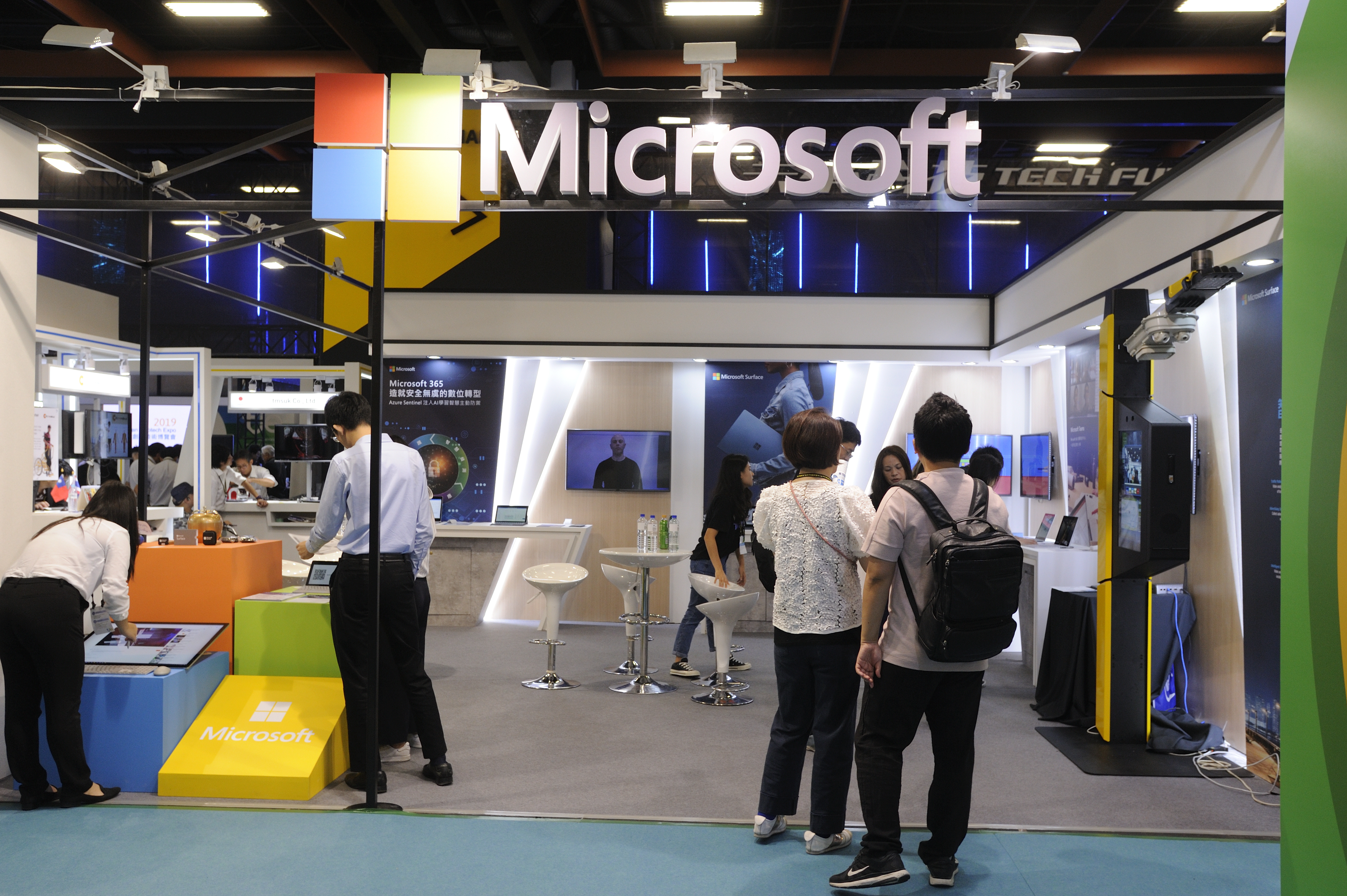 美國大型成長股，如微軟、輝達等營收強勁，具基本面支撐，長期表現大幅優於小型股。