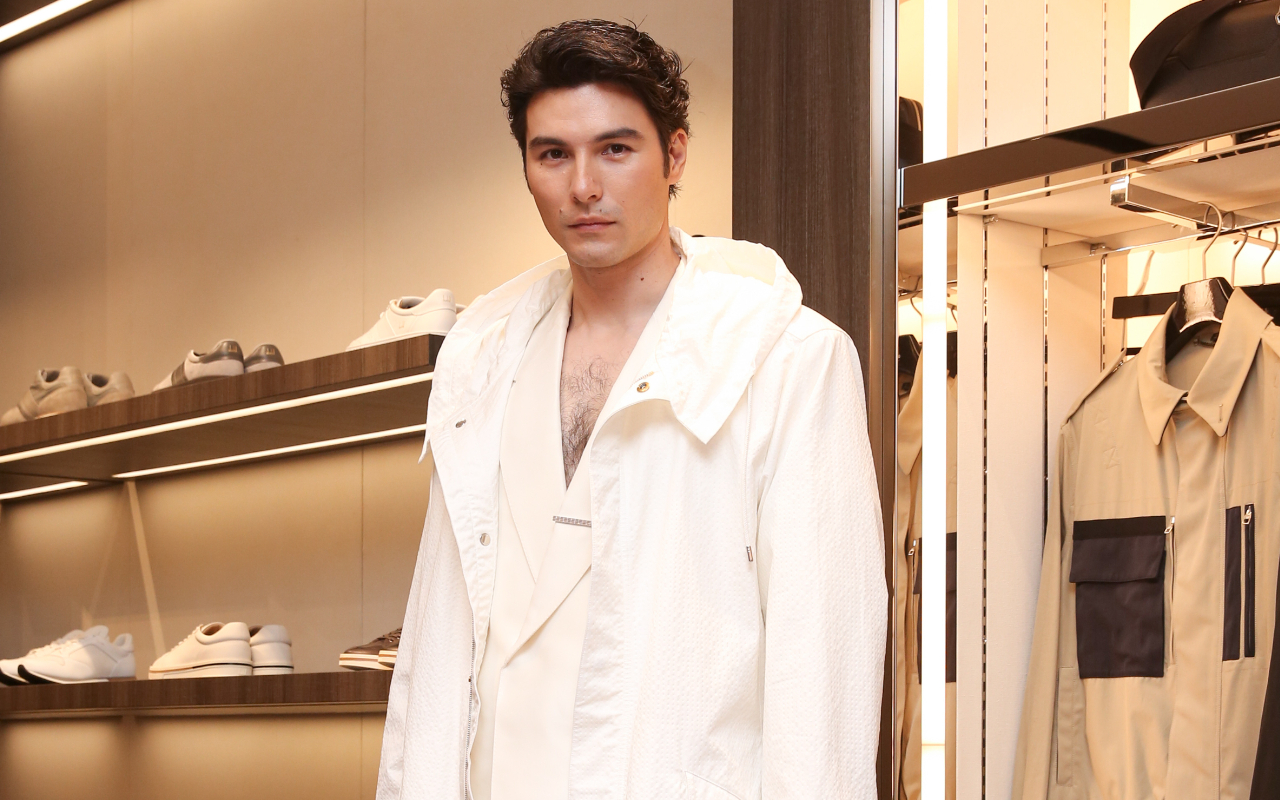 鳳小岳出席Dunhill春夏發表會，秀胸前「事業線」旺事業。