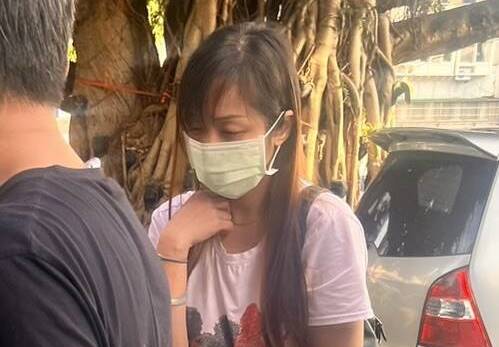 毒販王女的前男友攻擊埋伏地檢署，猛砸現任男友的車。（讀者提供）