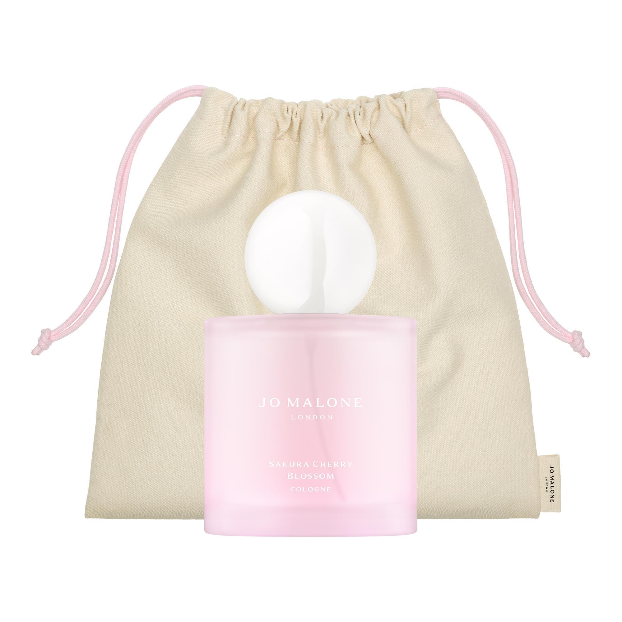 櫻花香氛系列束口袋是消費滿額可獲贈的禮物。(Jo Malone London提供)