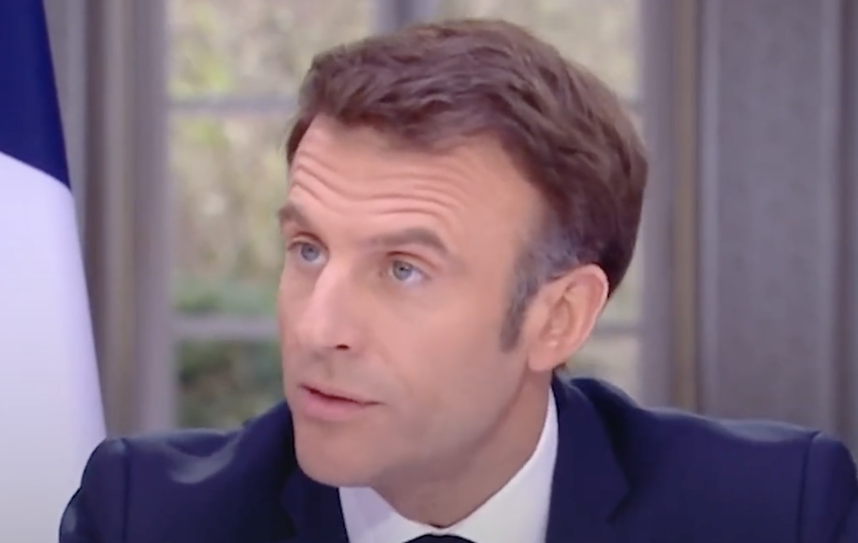 法國總統馬克宏挺過不信任投票，並動用憲法在未經國民議會表決下強行通過退休制度改革法案，推遲法定退休年齡掀起抗議。（翻攝Emmanuel Macron推特）