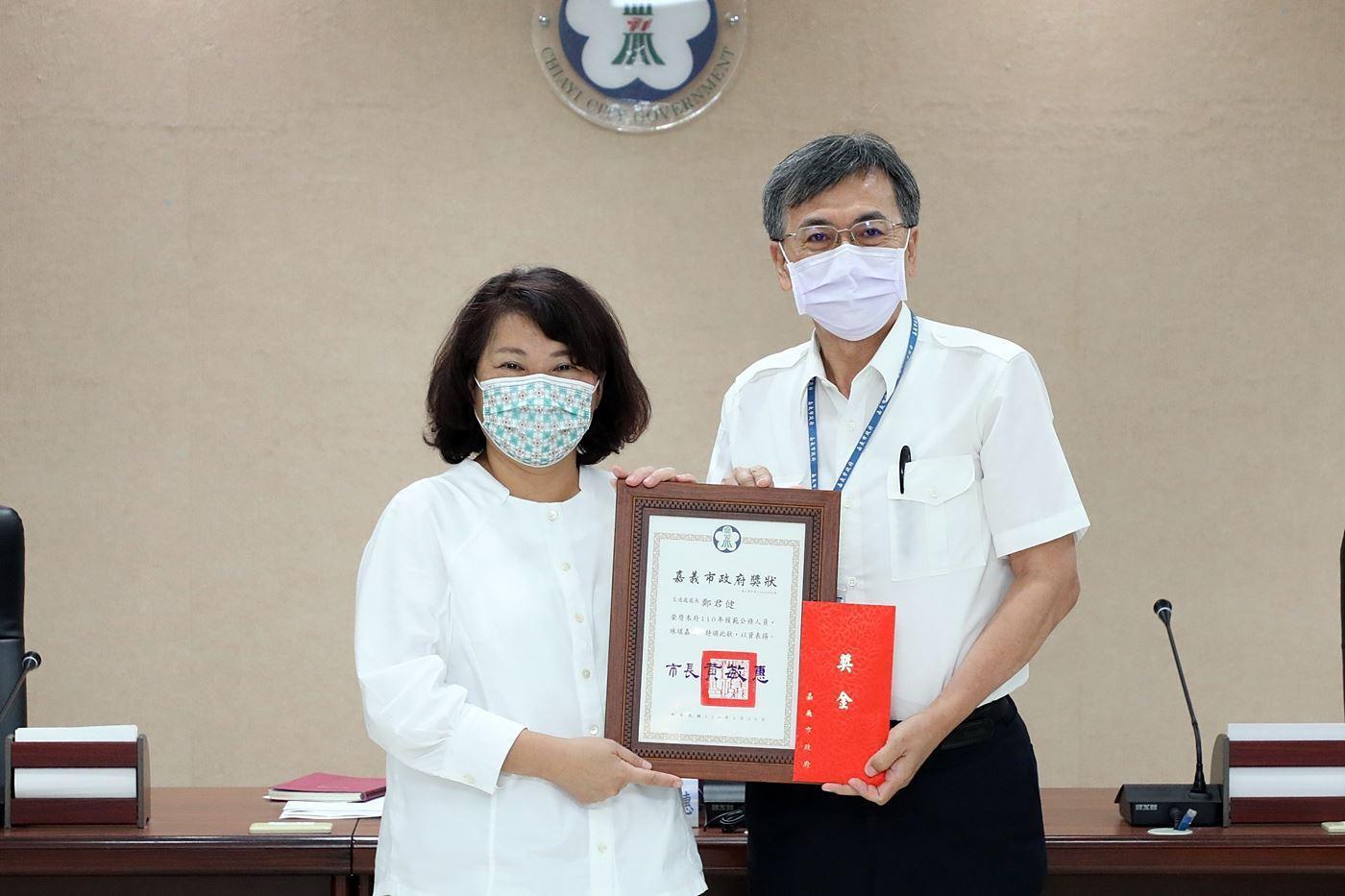 嘉義市交通處長鄭君健(右)2021年被市長黃敏惠表揚為模範公務員,今卻被檢舉涉貪。(嘉義市政府提供)