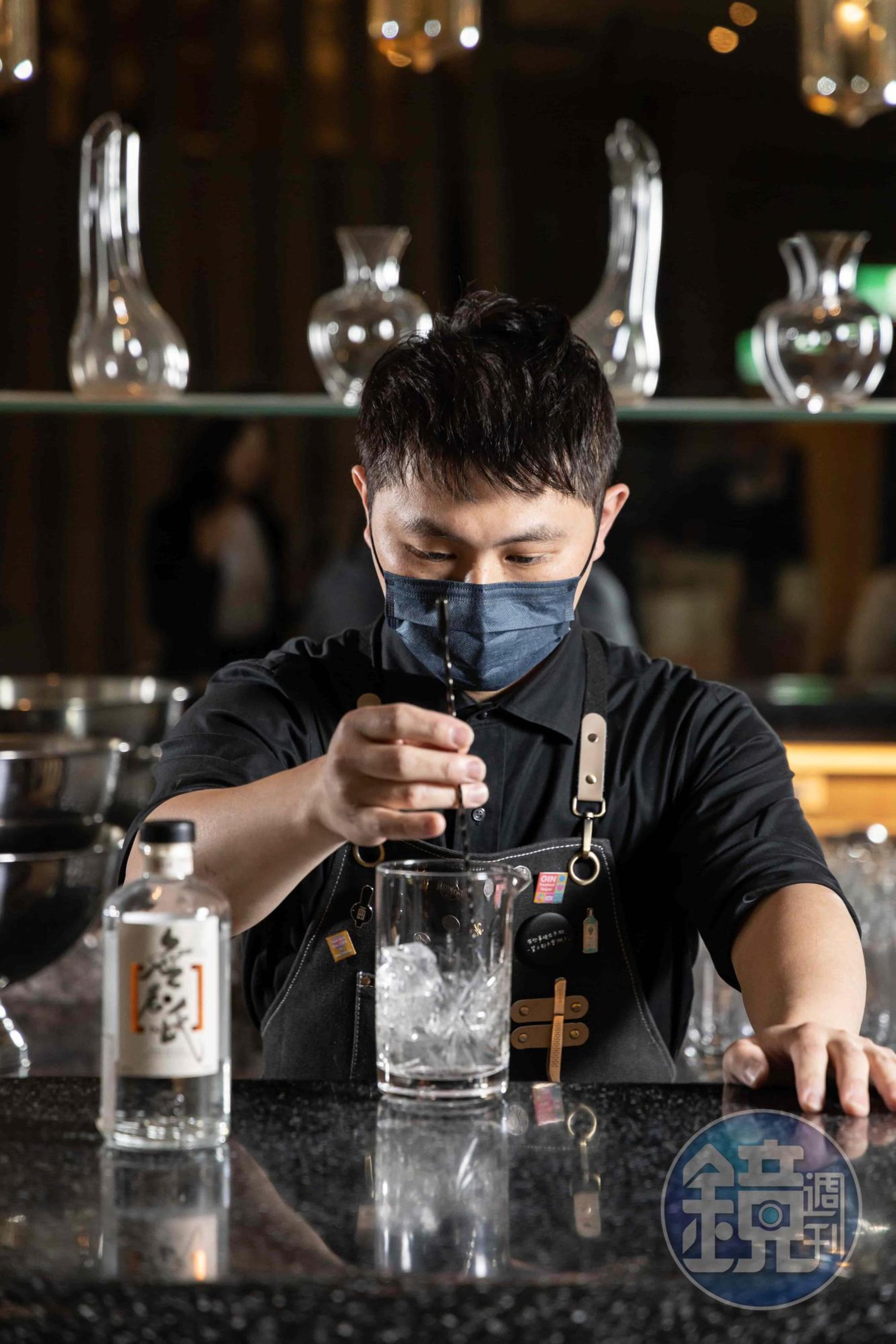 「捌伍添第」調酒師Zack，選用「無名氏珍稀琴酒」特調Martini。