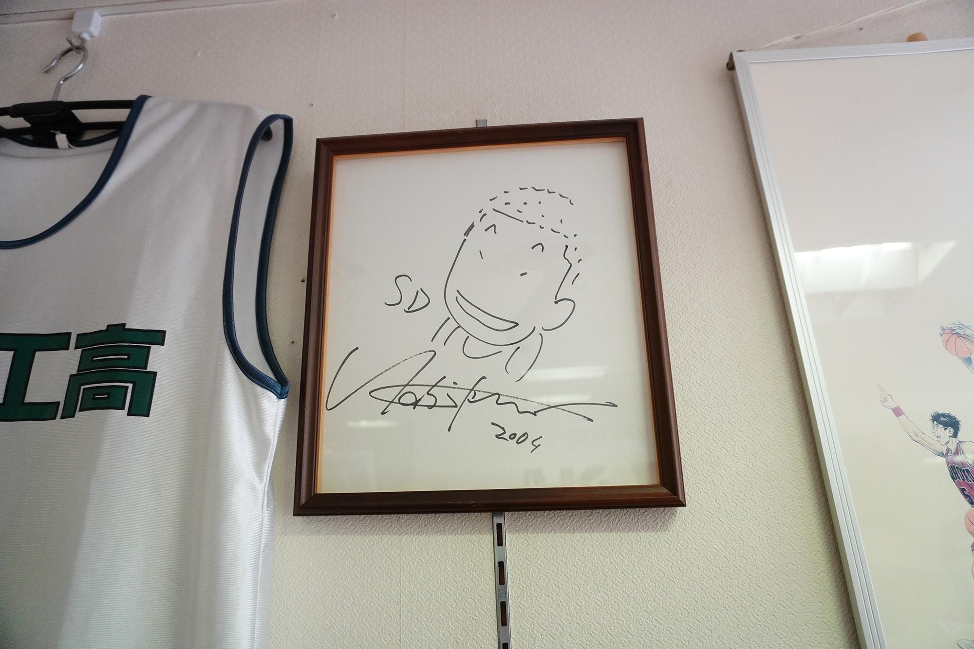 博物館陳列著井上雄彥手繪簽名板。（秋田白神觀光提供）