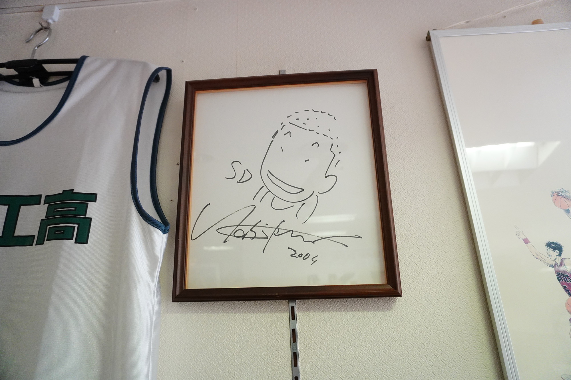 博物館陳列著井上雄彥手繪簽名板。（秋田白神觀光提供）