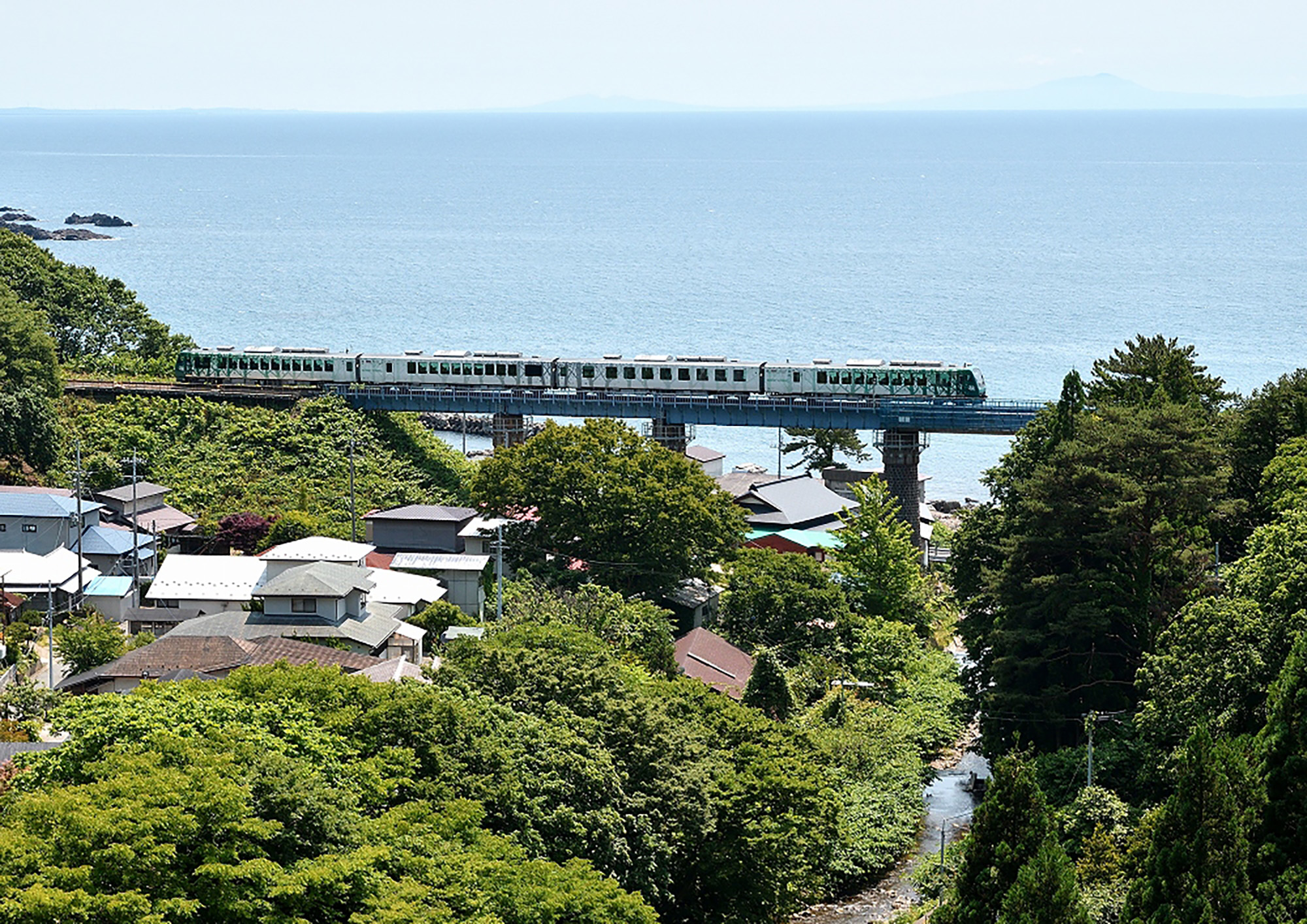 「Resort白神號」經由奧羽本線五能線行駛於秋田站、弘前站和青森站間。（秋田白神觀光提供）