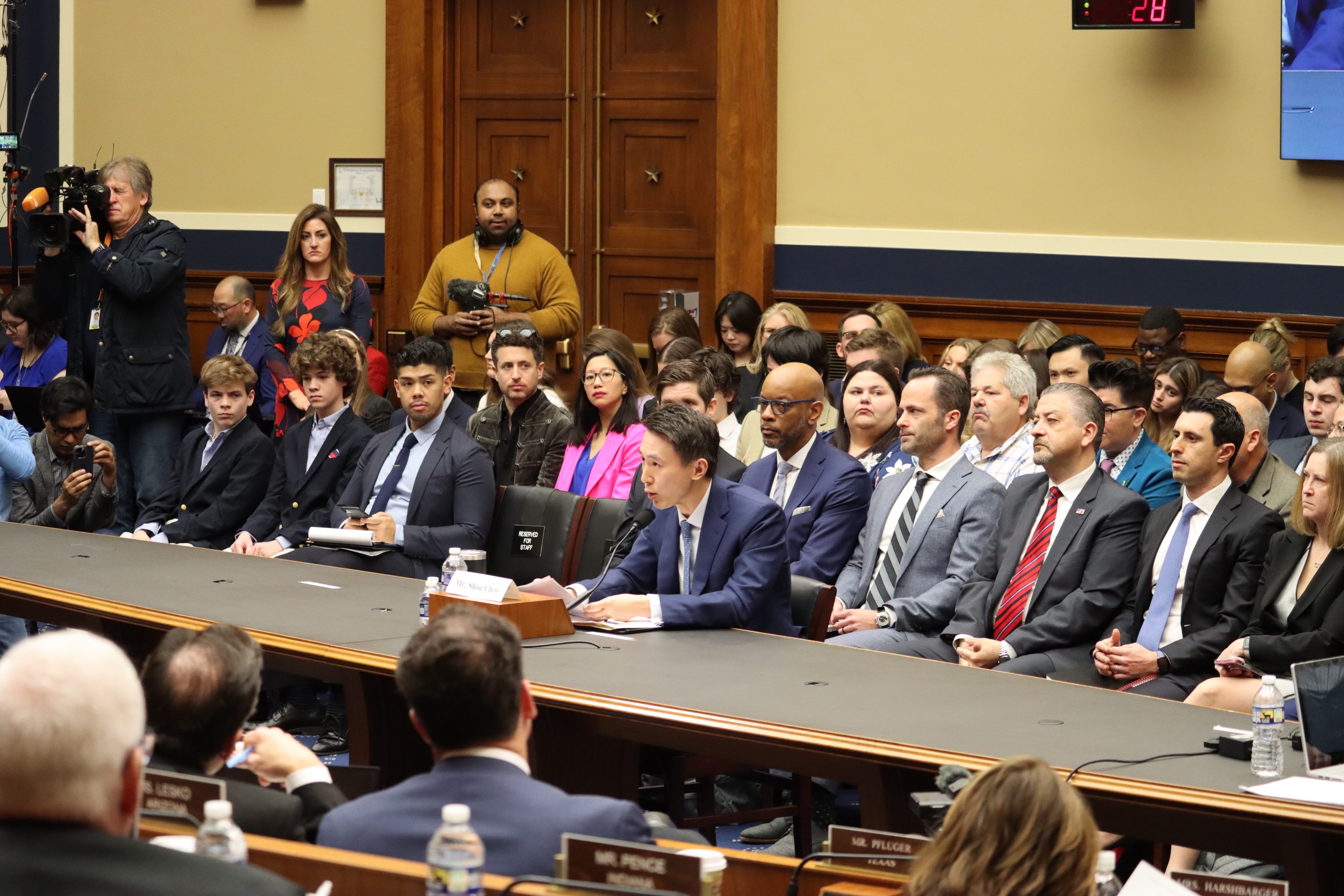 TikTok執行長周受資23日出席美國聽證會，針對TikTok的資安與心理健康安全問題接受國會議員質問。（翻攝自推特@HouseGOP）