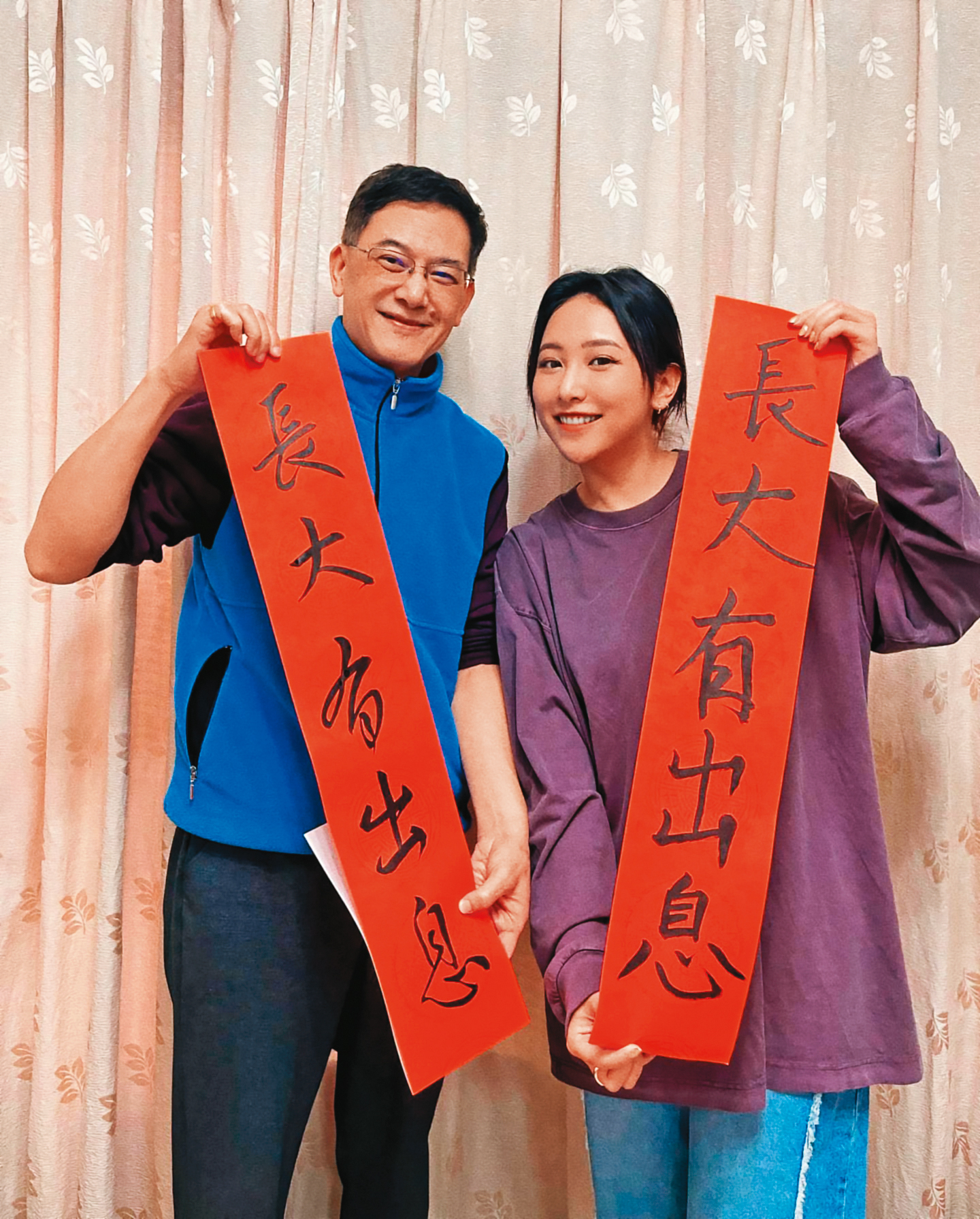 羅莎莎（右）對長大有出息的定義，就是能為自己的選擇負責任，爸爸（左）也支持她的音樂夢。（翻攝自羅莎莎IG）