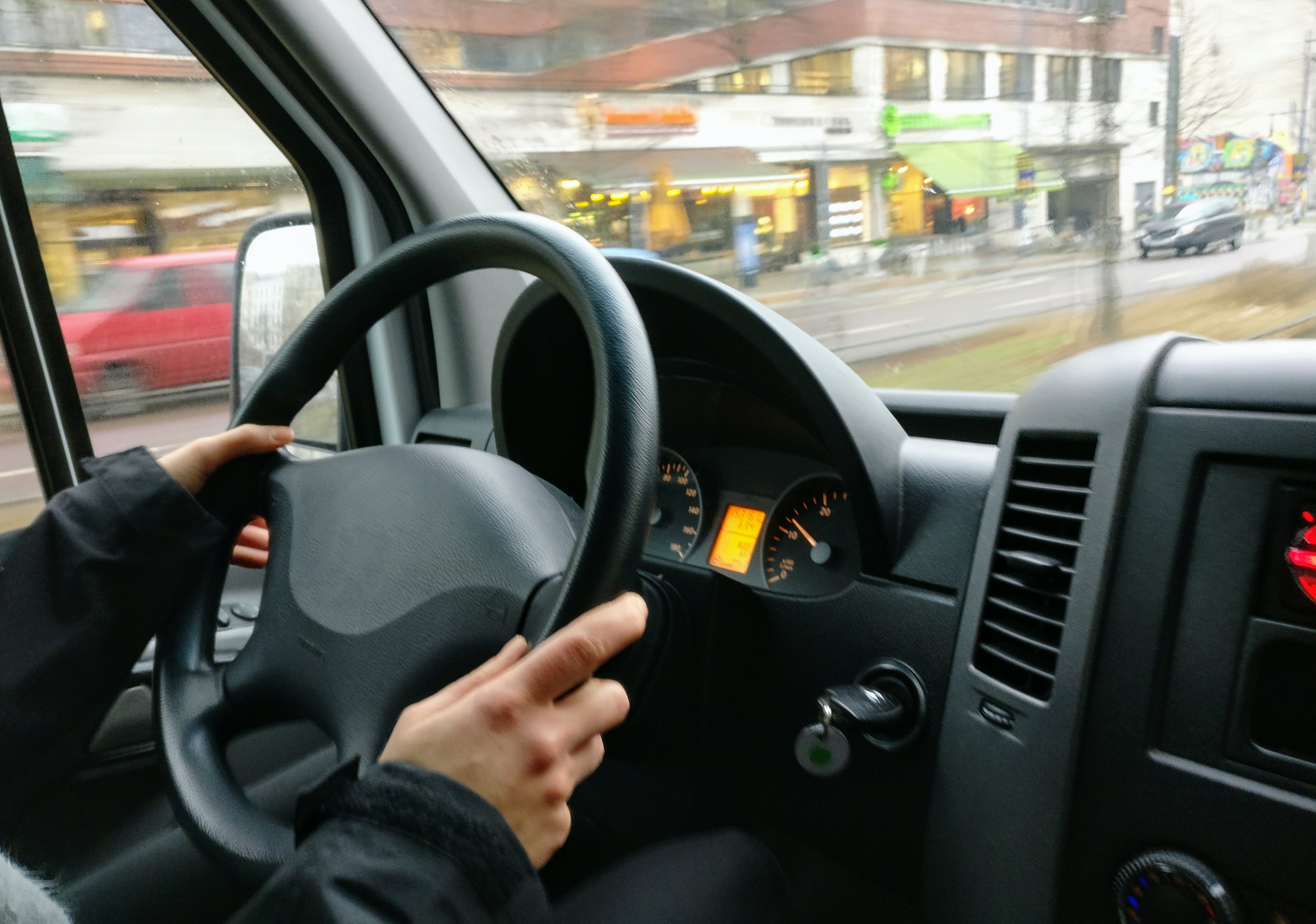 北市一名男子去年將車停在杭州南路一處路段，卻遭到惡意檢舉，短短2個月連收8張罰單。示意圖。（取自Pexels）