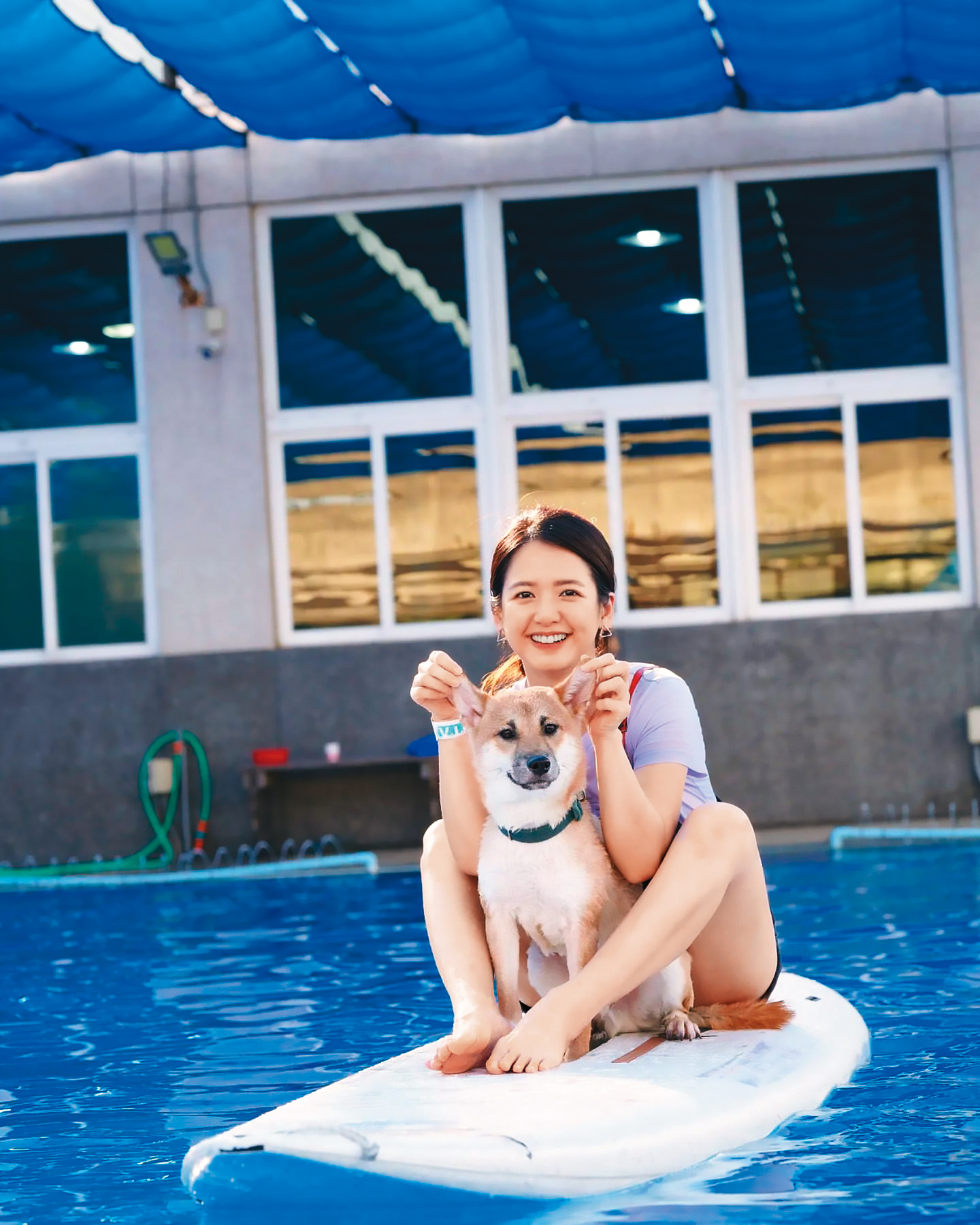 臧芮軒只要不忙,一定帶著愛犬出門遊玩,哈吉也愛上玩水。(翻攝自臧芮軒IG)