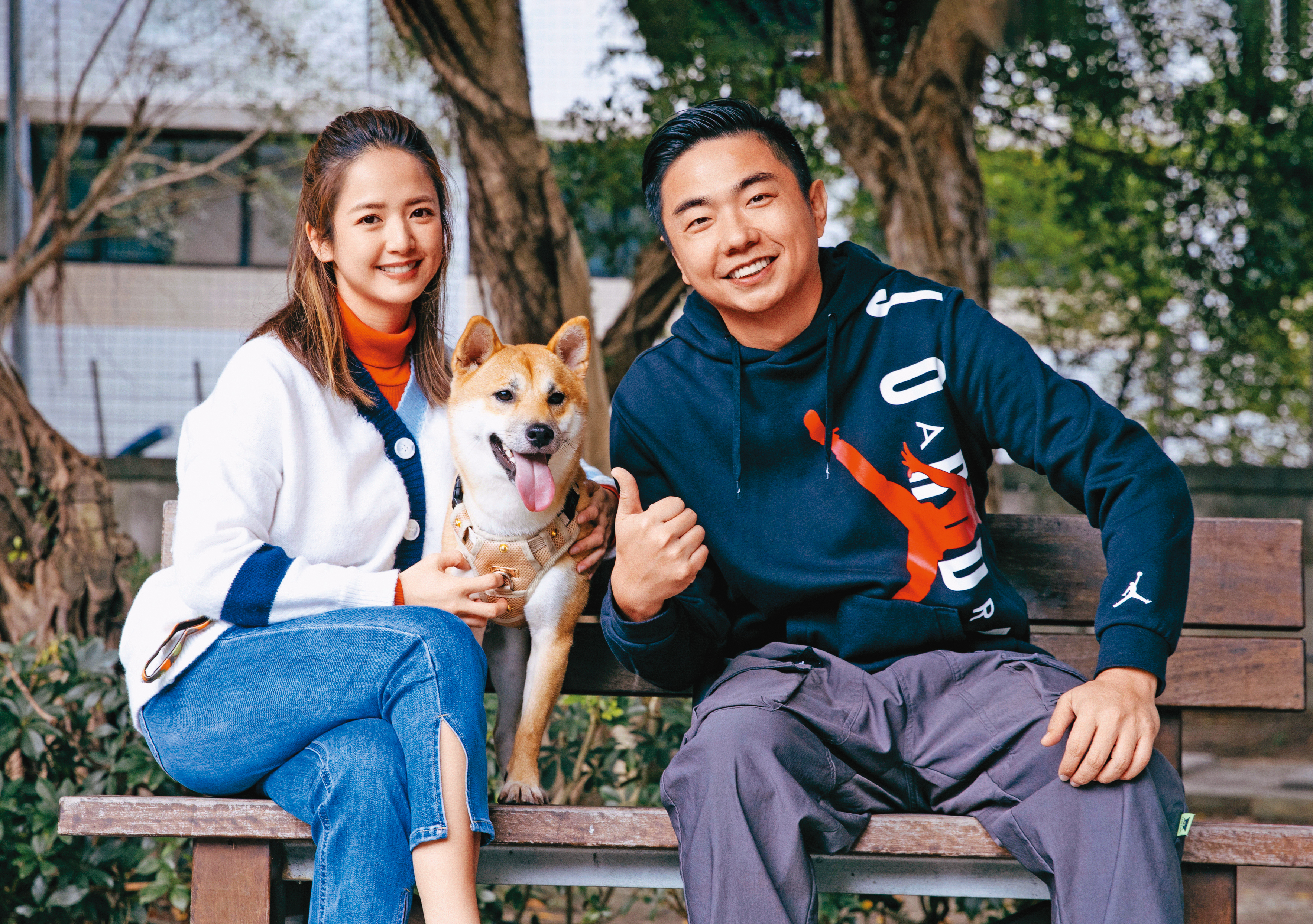 臧芮軒（左）領養1歲柴犬哈吉回家，新手主人有太多疑問，只好找熊爸（右）求救。