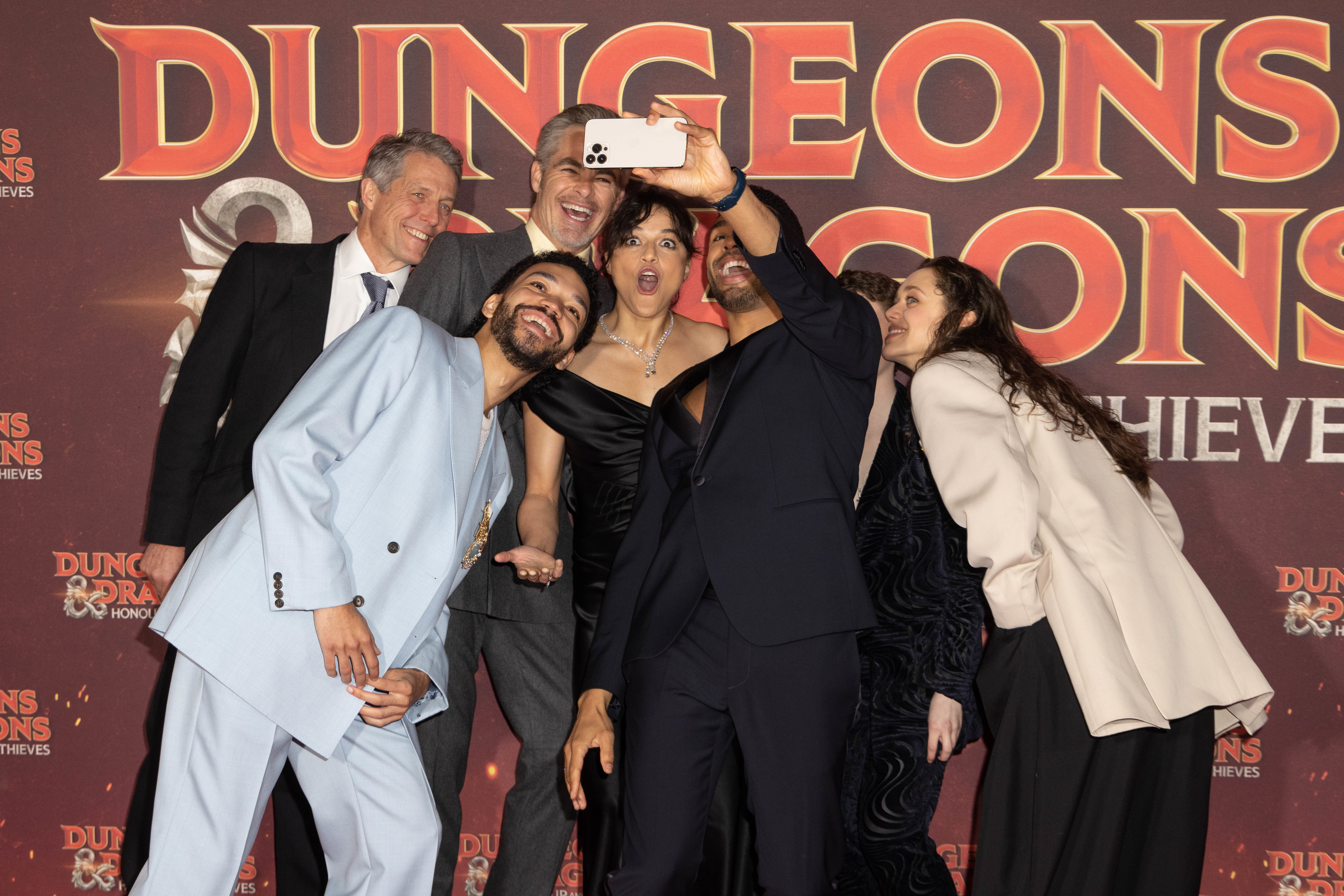 群星一起在紅毯玩自拍，休葛蘭（左起）、賈斯提斯史密斯、克里斯潘恩、蜜雪兒羅卓奎茲、雷傑尚佩吉、被擋住的蘇菲雅莉莉絲、還有戴安希德。（UIP提供）