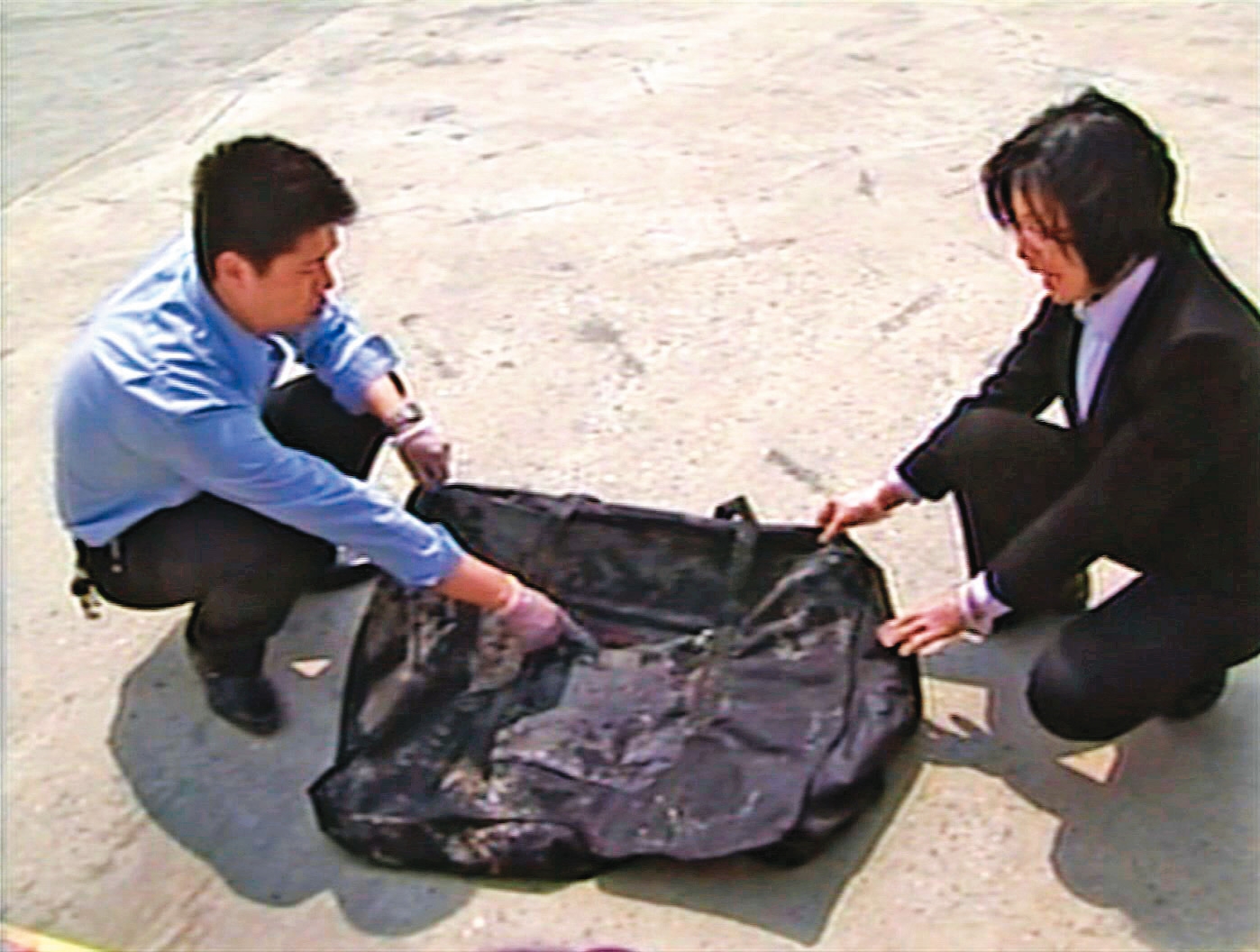 身材瘦小的死者被裝在黑色袋子裡，棄屍淡水河。（東森新聞提供）