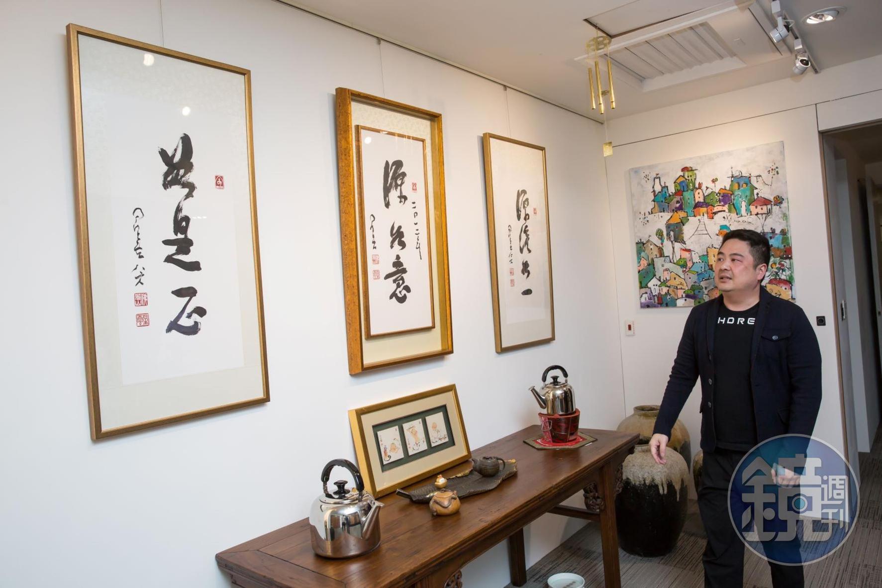 星雲法師不只在謝源一創業時親自揮毫對聯鼓勵他，還贈予過以他的名字書寫的墨寶。