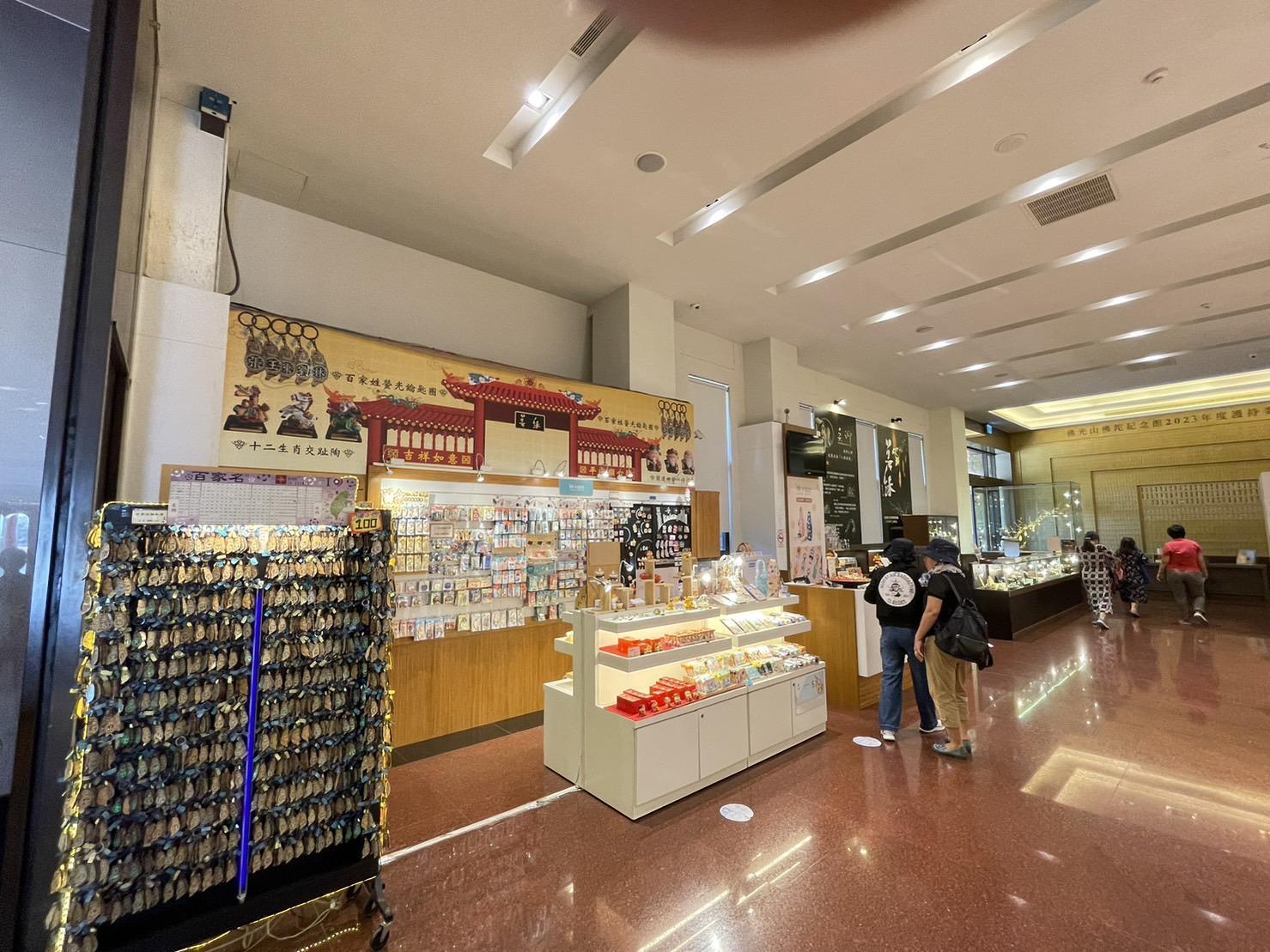 謝源一在佛陀紀念館的起手文創事業內容略有轉型，不過至今仍在持續經營中。（泓德能源提供）