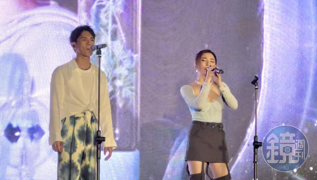 Haezee黄瑋昕、柏霖PoLin兩位最受矚目的新生代歌手獨家合體,限定組合以現場演唱方式揭曉「2022年度十大華語歌曲」獎項。(王威智攝)