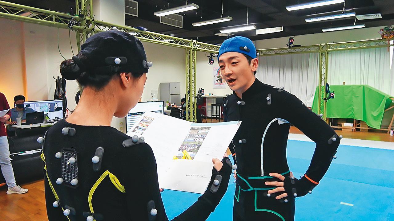 演員穿上動捕設備演繹遊戲角色,讓動作更真實、自然。(大宇資訊提供)
