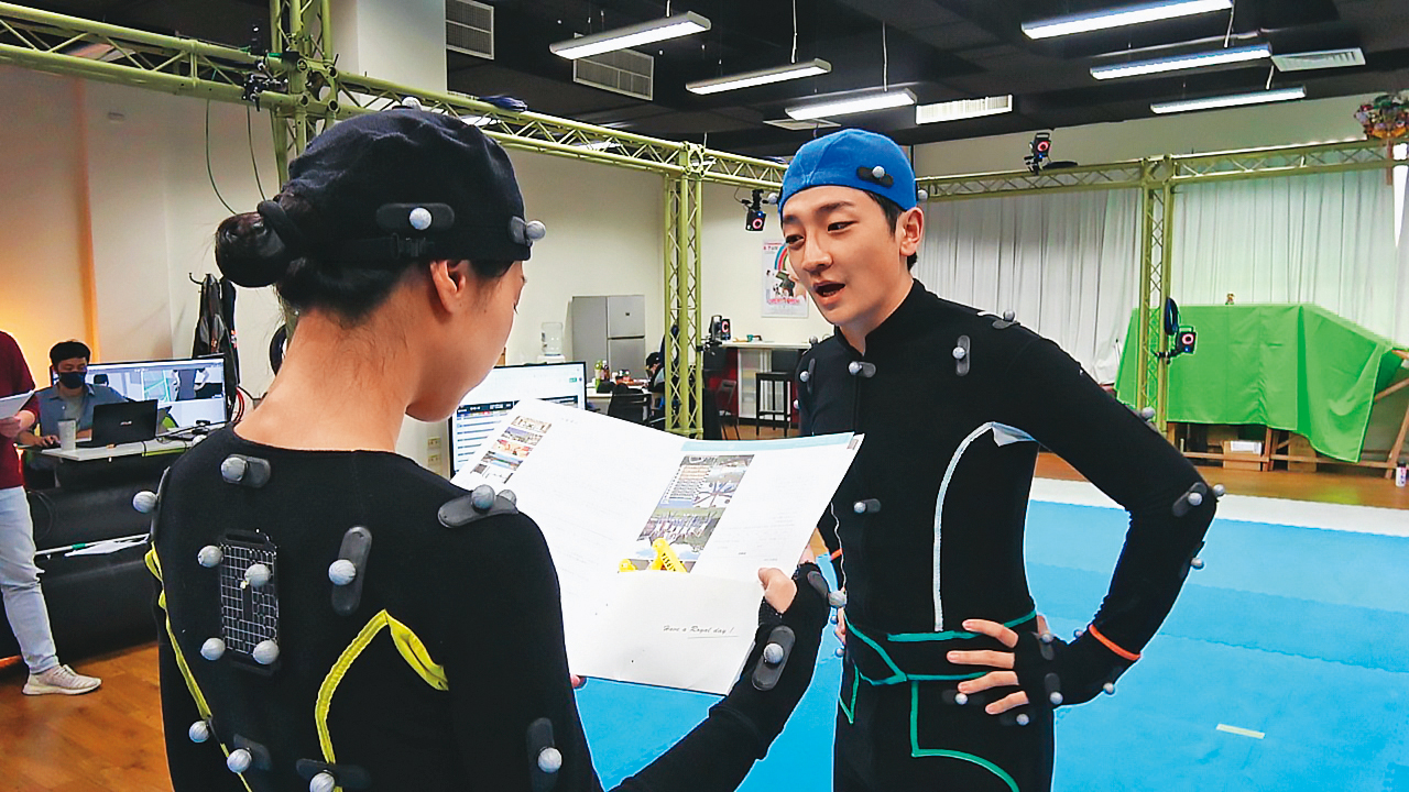 演員穿上動捕設備演繹遊戲角色,讓動作更真實、自然。(大宇資訊提供)