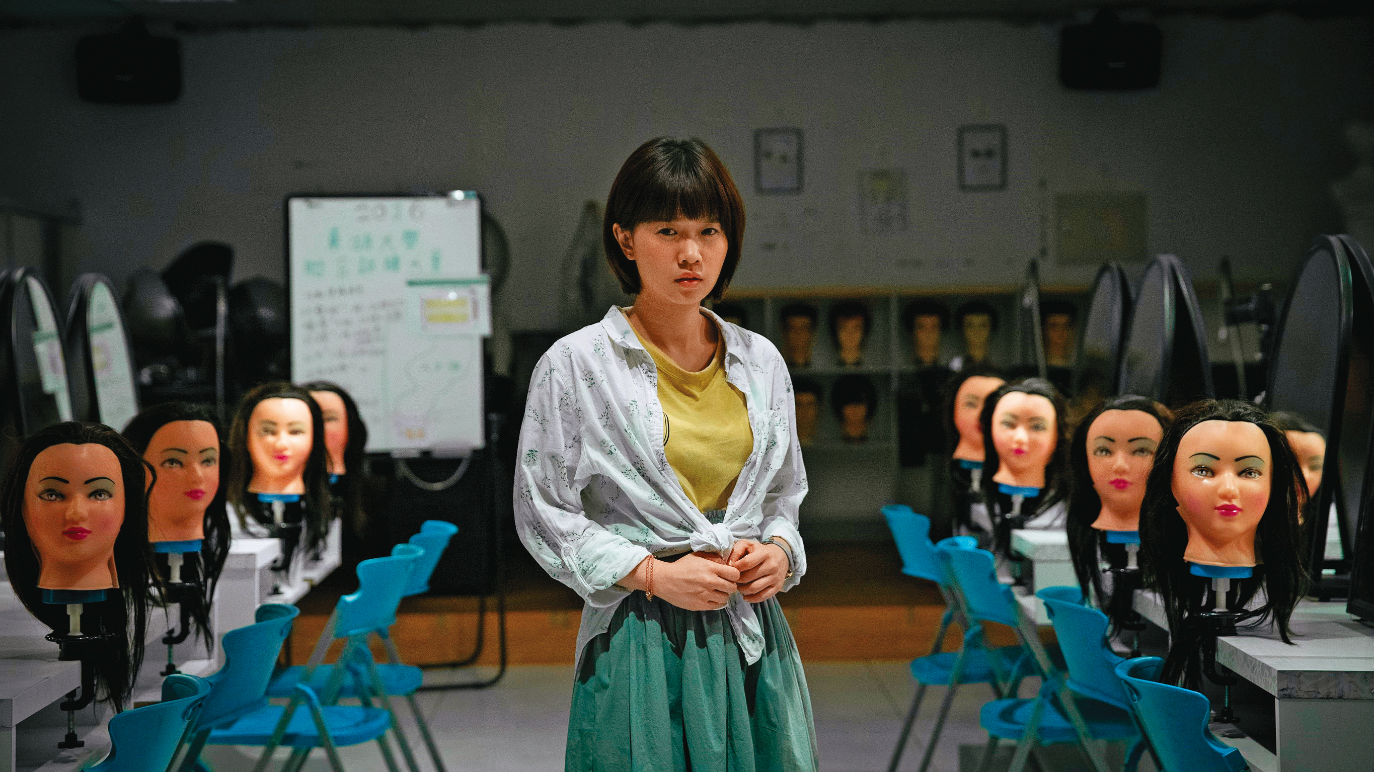 遊戲還原電影裡充滿假人的美容教室(右圖),營造恐怖氛圍。(大宇資訊提供)