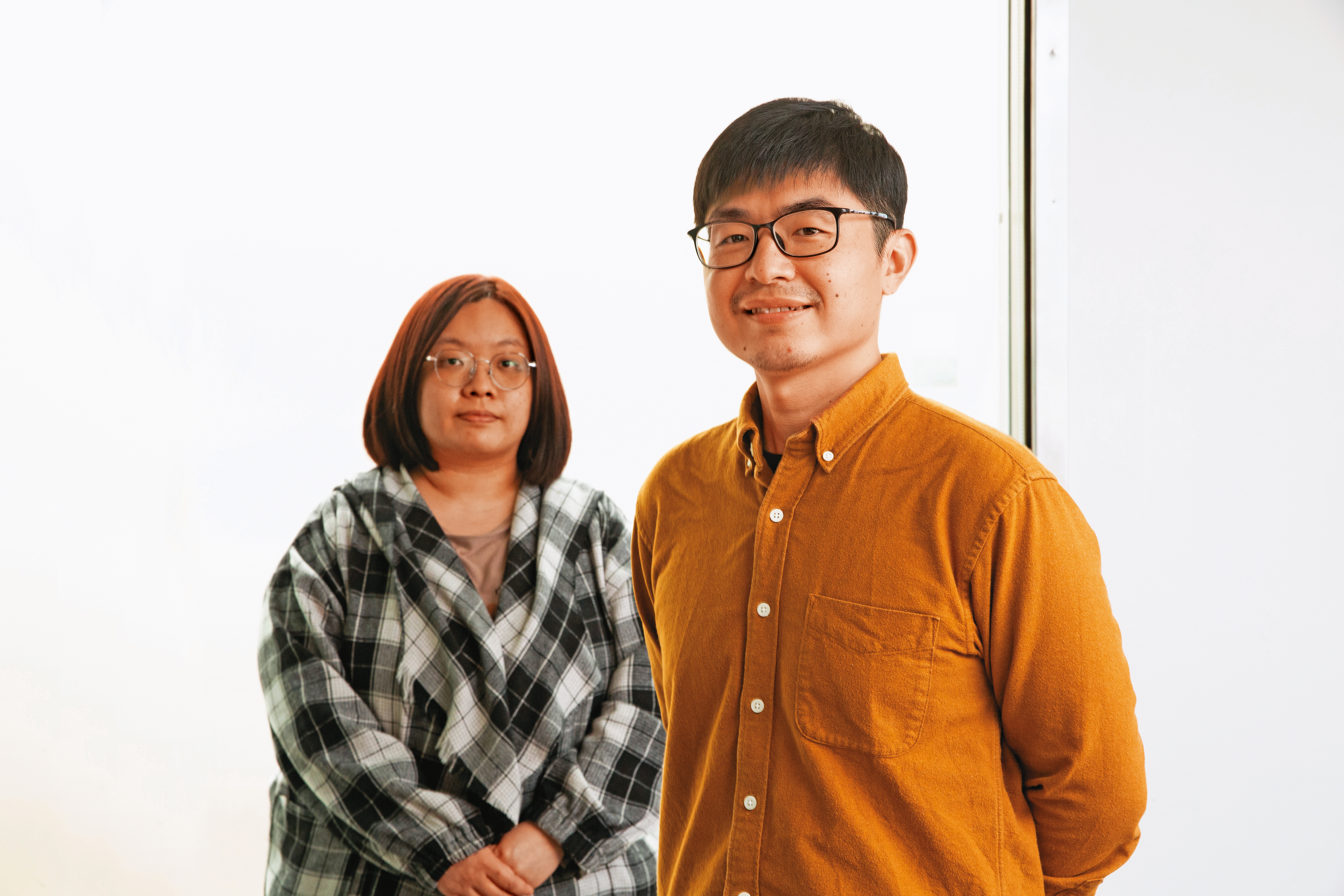 製作人吳秉育(右)帶領逾20人團隊開發《女鬼橋 開魂路》。左為編劇施藝蓁。