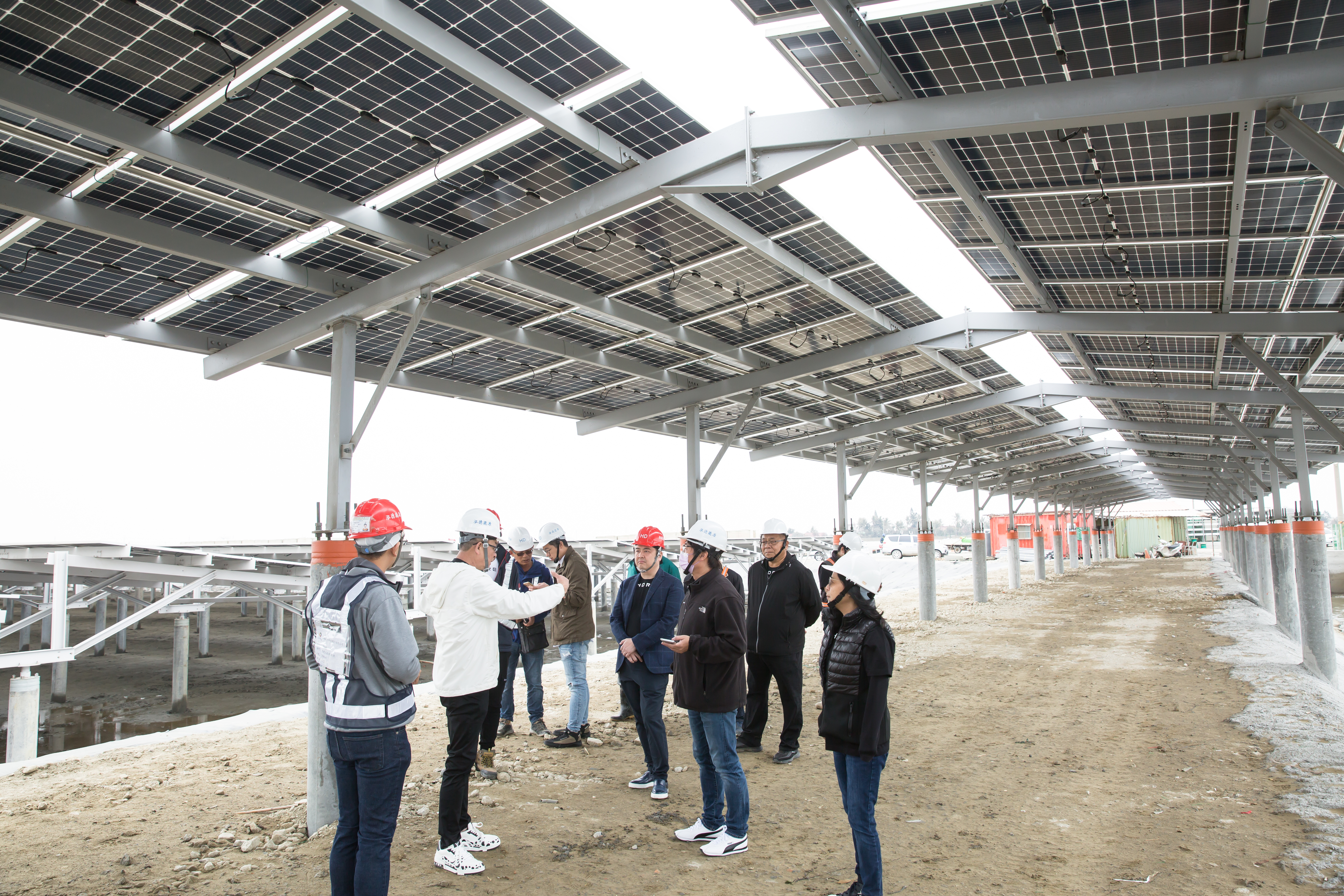 謝源一(右四)巡視漁電共生案場,漁業方面決策,他完全授權給其身後的星源總經理張東昇處理。