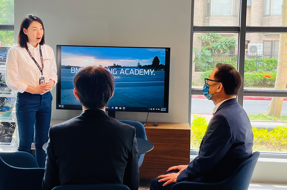 華厚推薦汽車展示中心規劃三星商用顯示器，高端品質讓客戶驚艷不已!!!