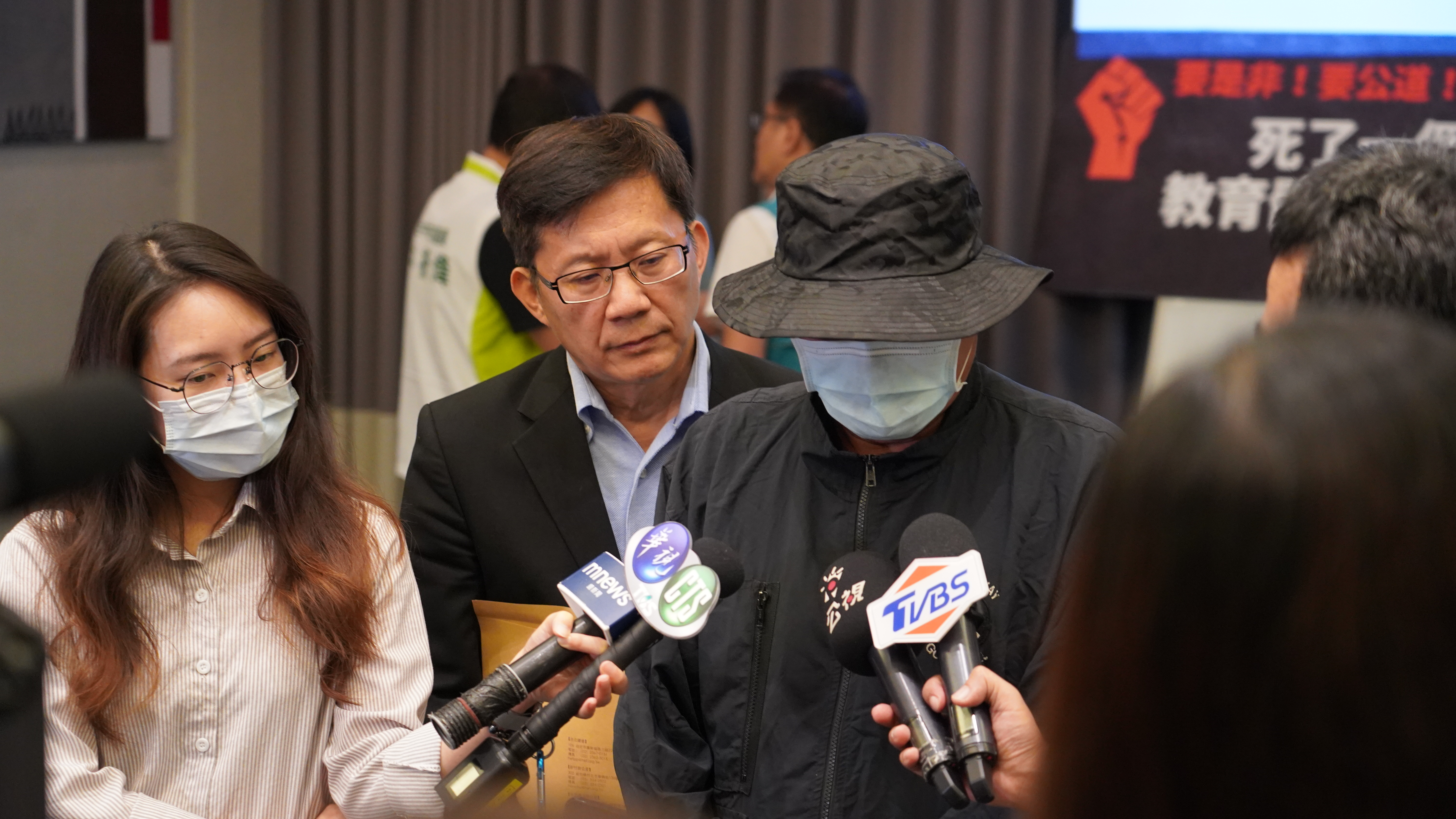 高二男生的父親日前出面控訴校方霸凌害兒子尋短輕生。(人本教育基金會提供)