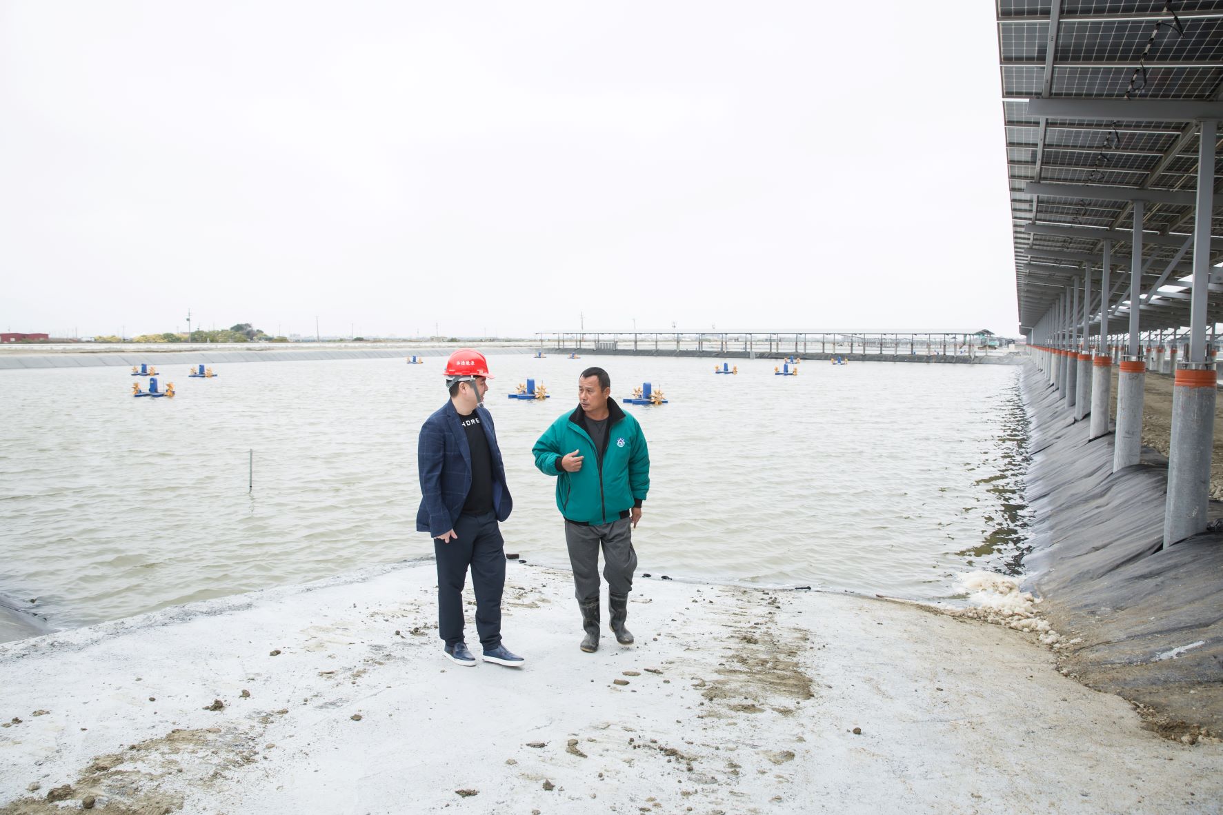 謝源一（左）成長於虔誠的佛教家庭，受師公星雲法師教誨處世圓融，在太陽能漁電還不需要環社檢核時，就主動進行，也因此讓案場取得先機。