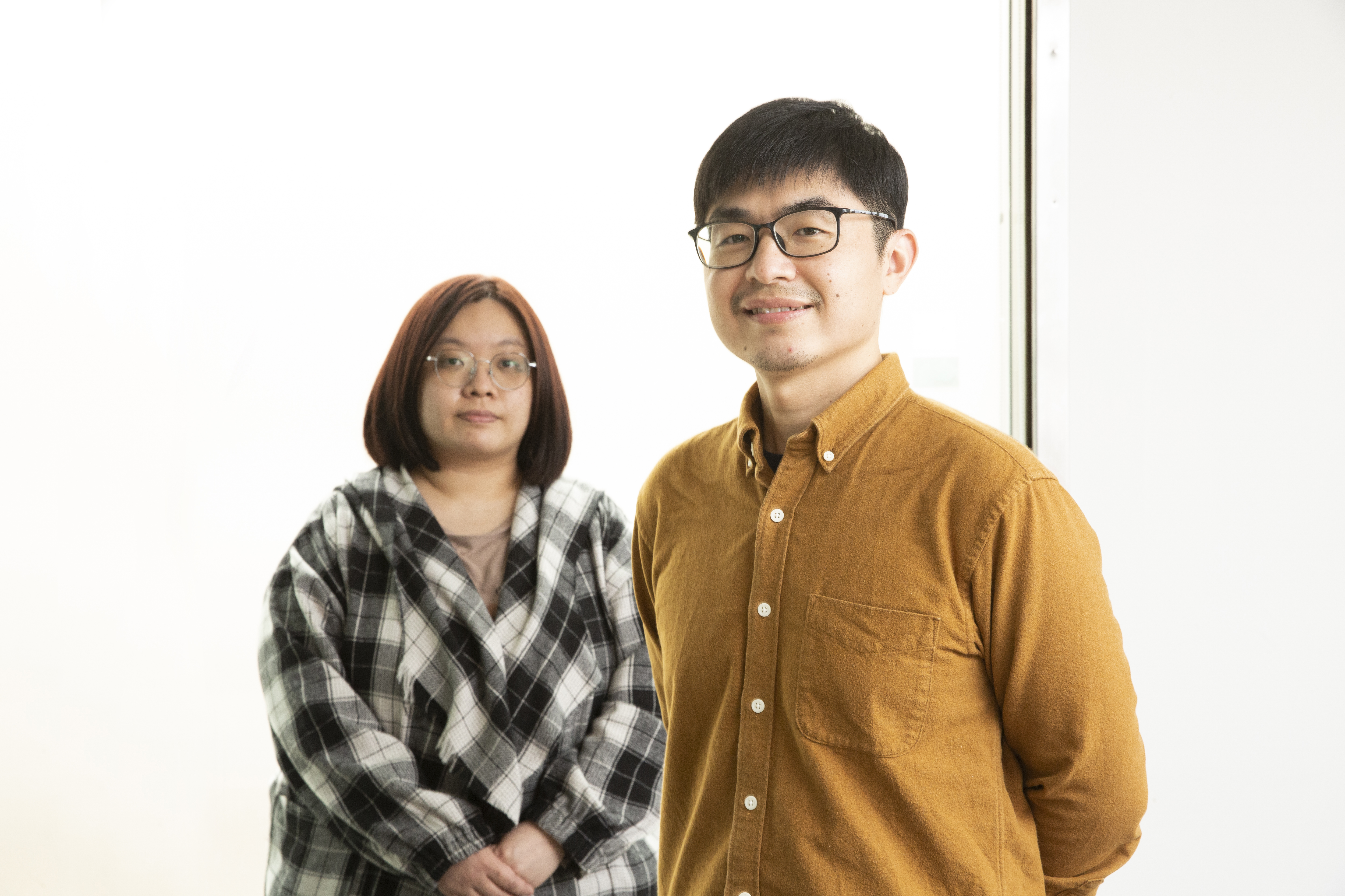 製作人吳秉育（右）帶領逾20人團隊開發《女鬼橋 開魂路》。左為編劇施藝蓁。