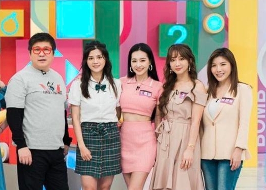 中醫師林妍余（右1）常上電視節目，形象溫柔專業，卻爆出毆打同事、怒罵病患，甚至抄襲協會、同業文章等醜聞。（翻攝美妍中醫師臉書 ）