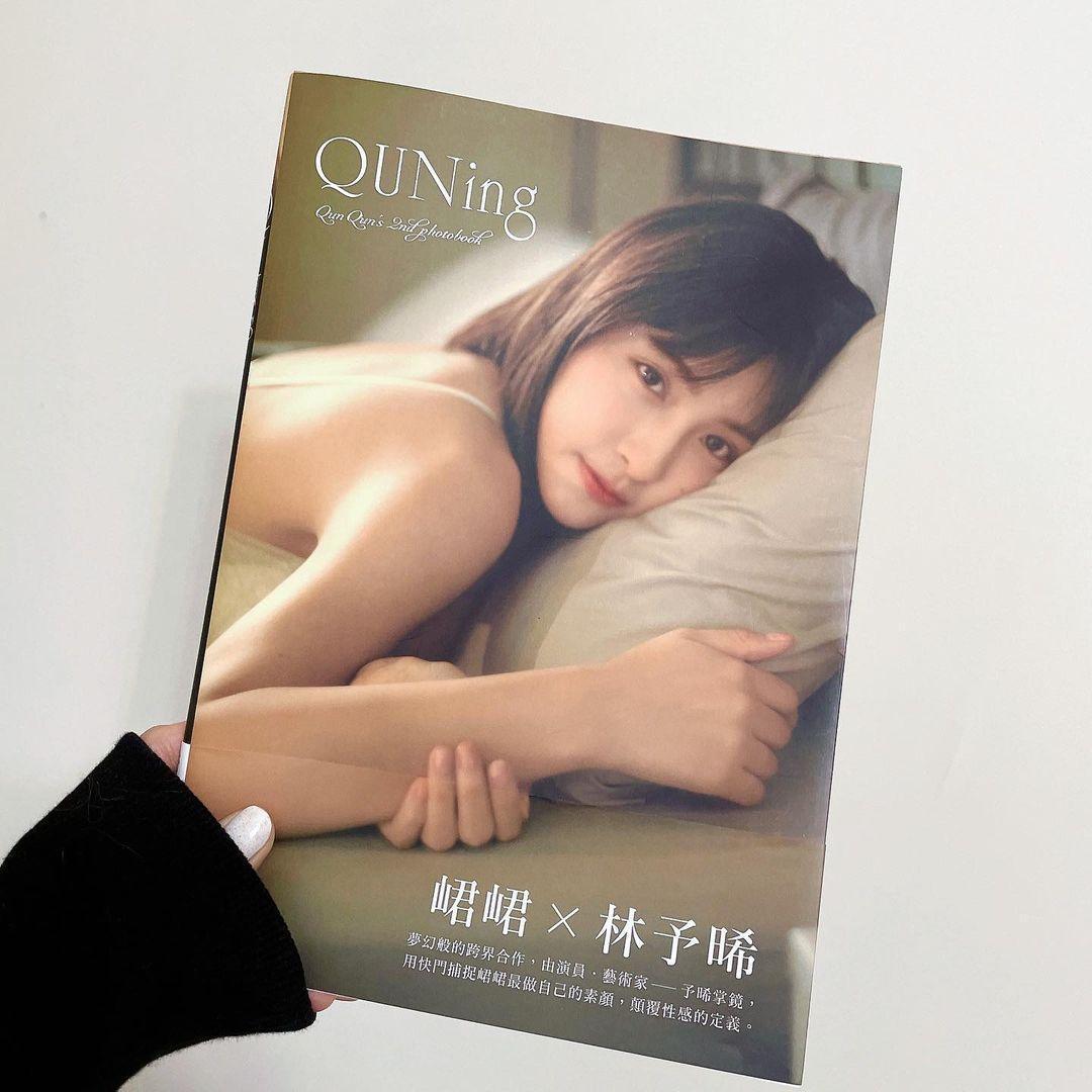 峮峮請來演員林予晞操刀當攝影師拍攝寫真集。(翻攝IG@qun_04)