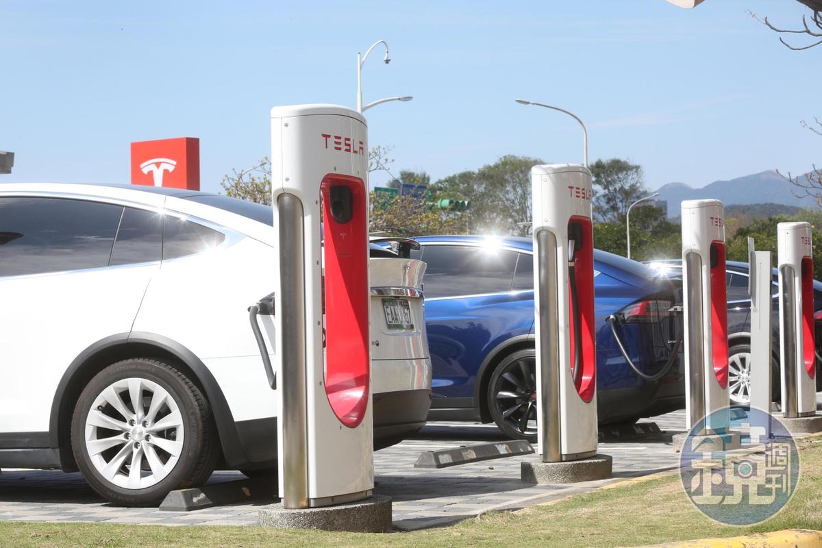 有特斯拉車主成立「充電群組」互相通報公有停車場的充電車格，試圖霸占；沒想到台中市停管處改採累進費率，讓車主們氣炸。（示意圖，本刊資料照）