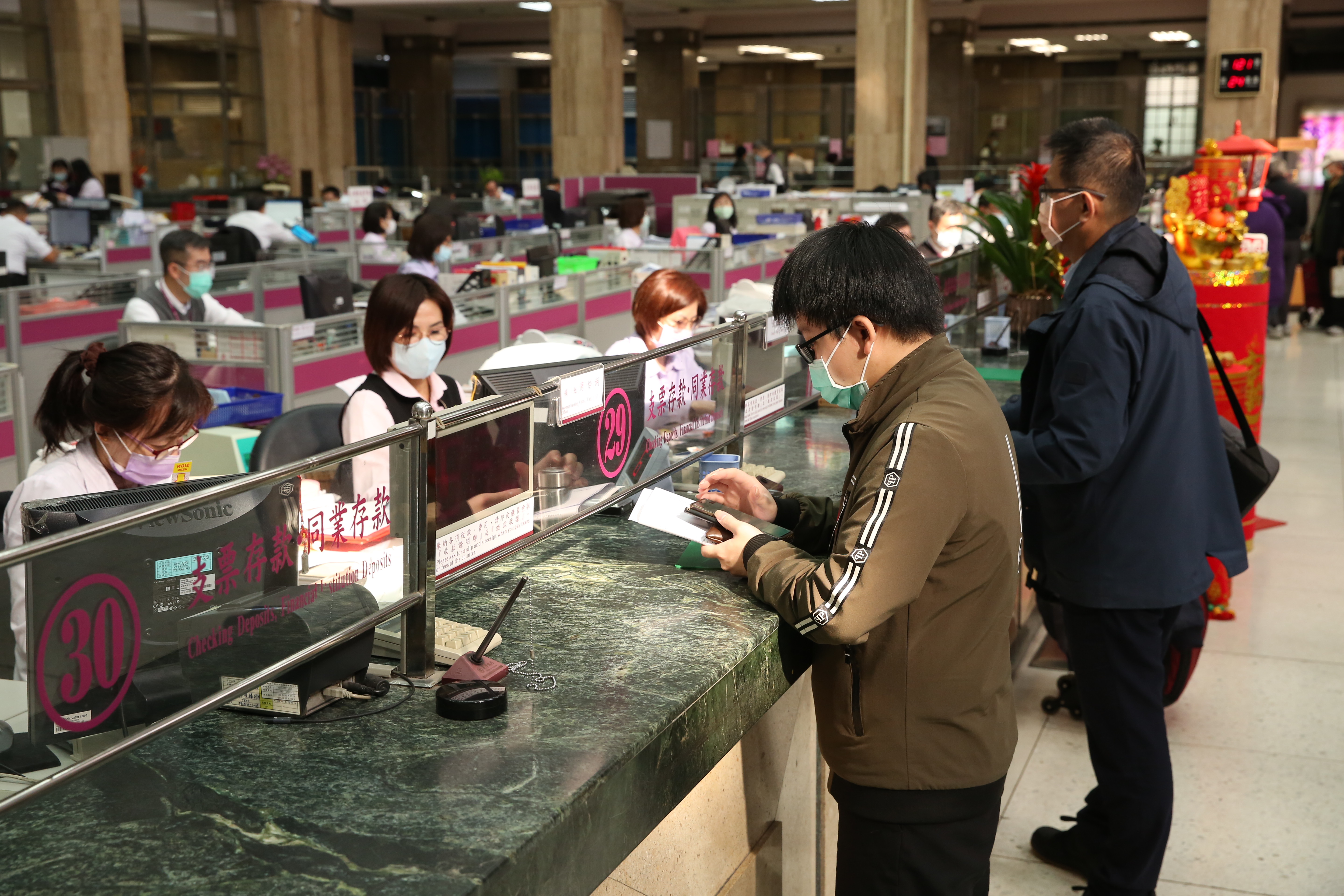 「國銀龍頭」台灣銀行今（24日）開第一槍宣布，自下週一（27日）起調整新台幣存款利率。（本刊資料照）