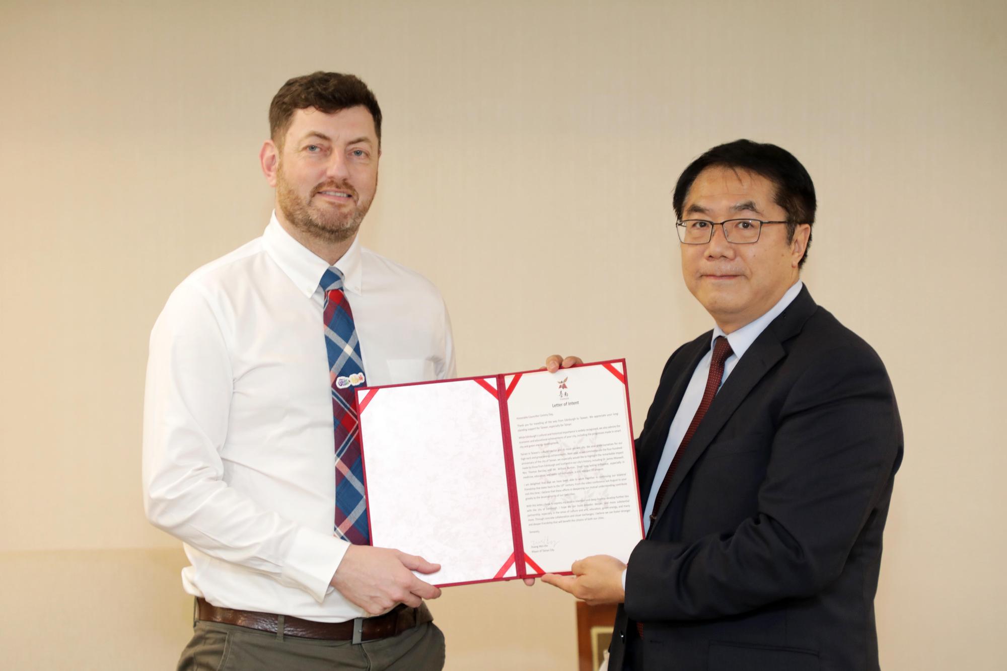 黃偉哲與愛丁堡議長互遞意向書，表達深化兩市合作關係的意願。（台南市政府提供）