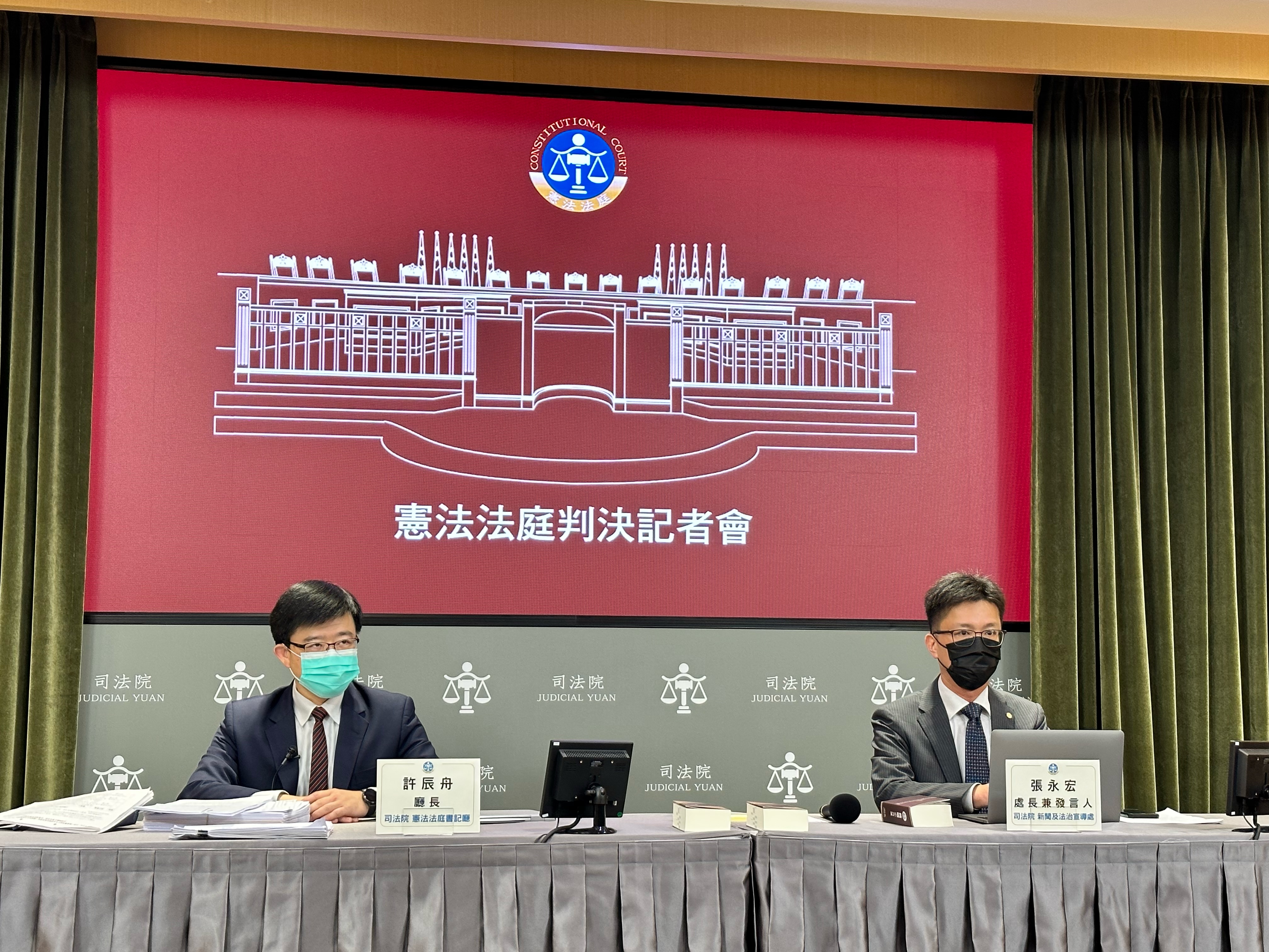 憲法法庭書記廳長許辰舟(左)與司法院發言人張永宏處長說明憲法法庭判決理由。