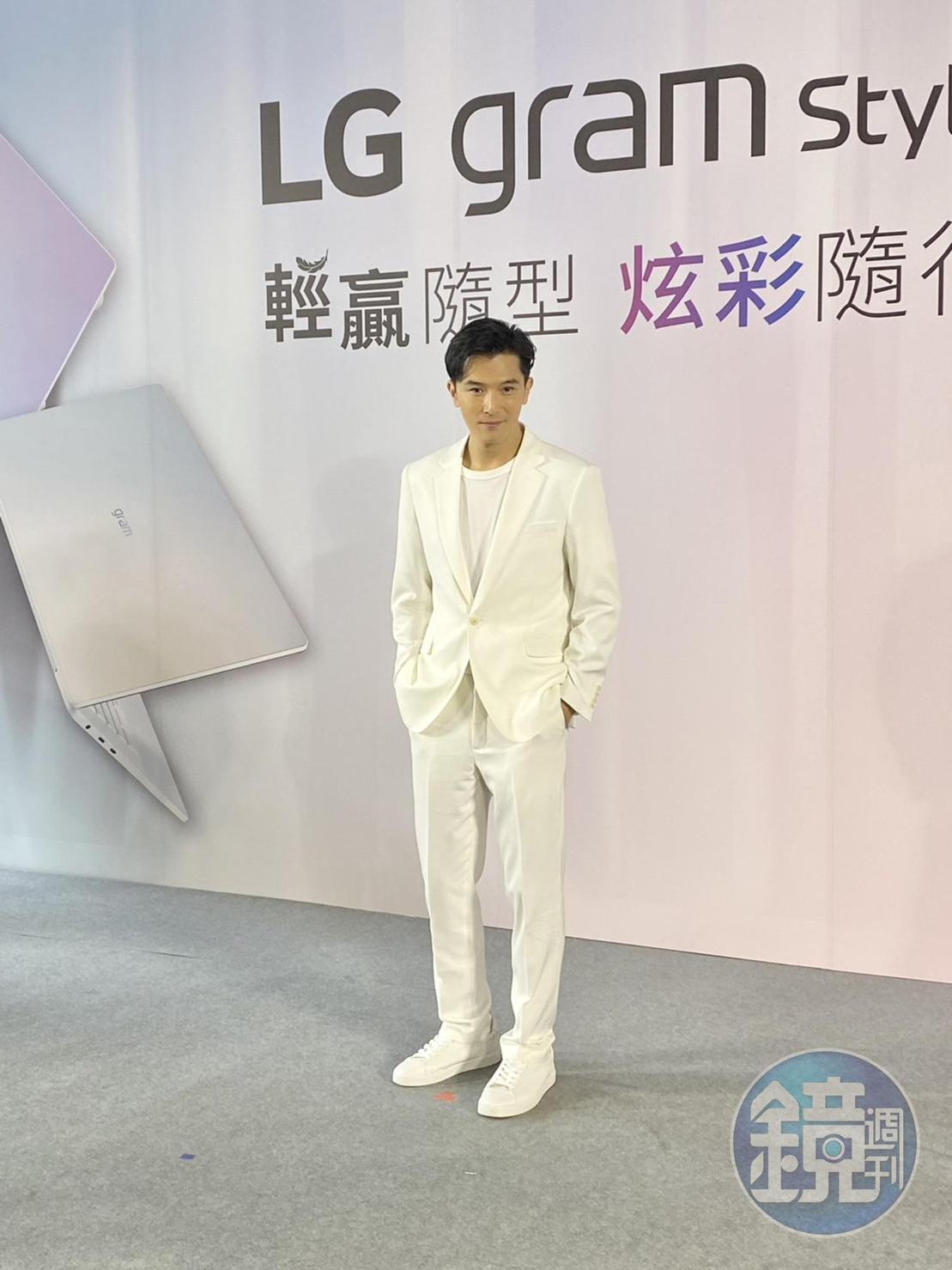 邱澤今出席筆電代言活動,看上去十分瘦削。