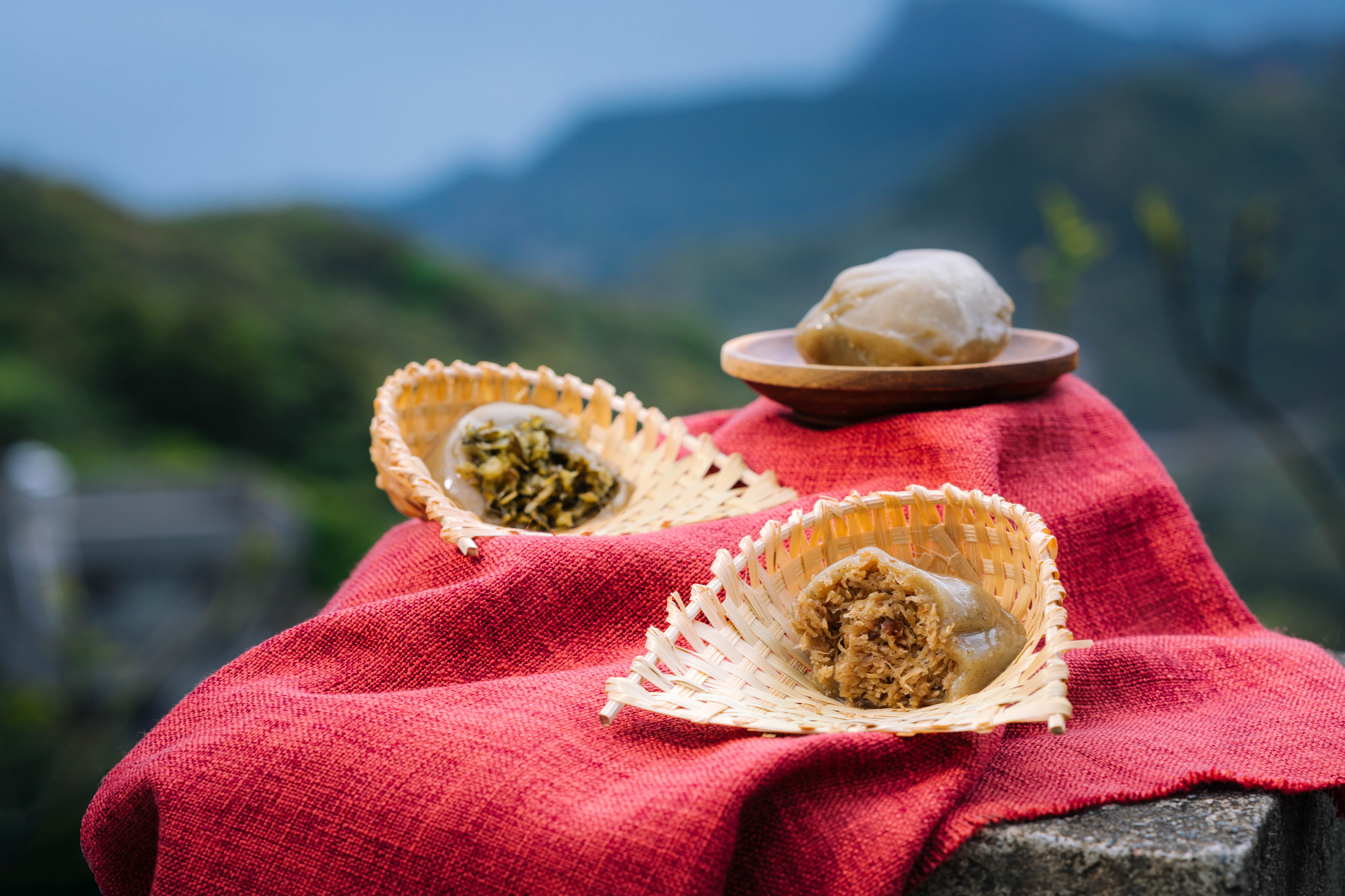 阿蘭草仔粿的「菜脯米」（前）口味最受歡迎，「鹹菜」（後）是吃不膩的酸菜內餡。（皆20元／個）