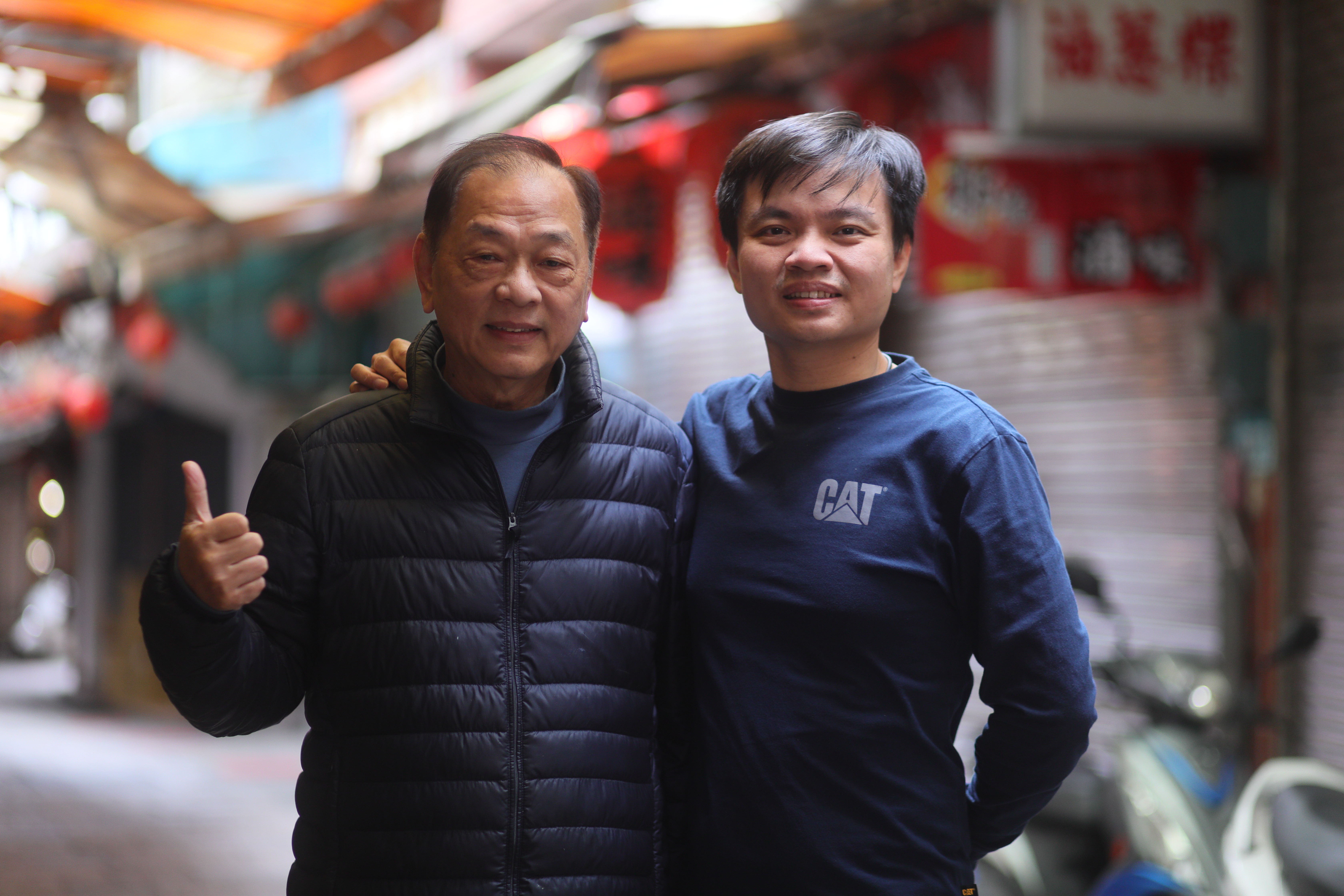 第三代接班人許智翔（右）與父親許明鎰（左）在祖宅傳承草仔粿手藝。