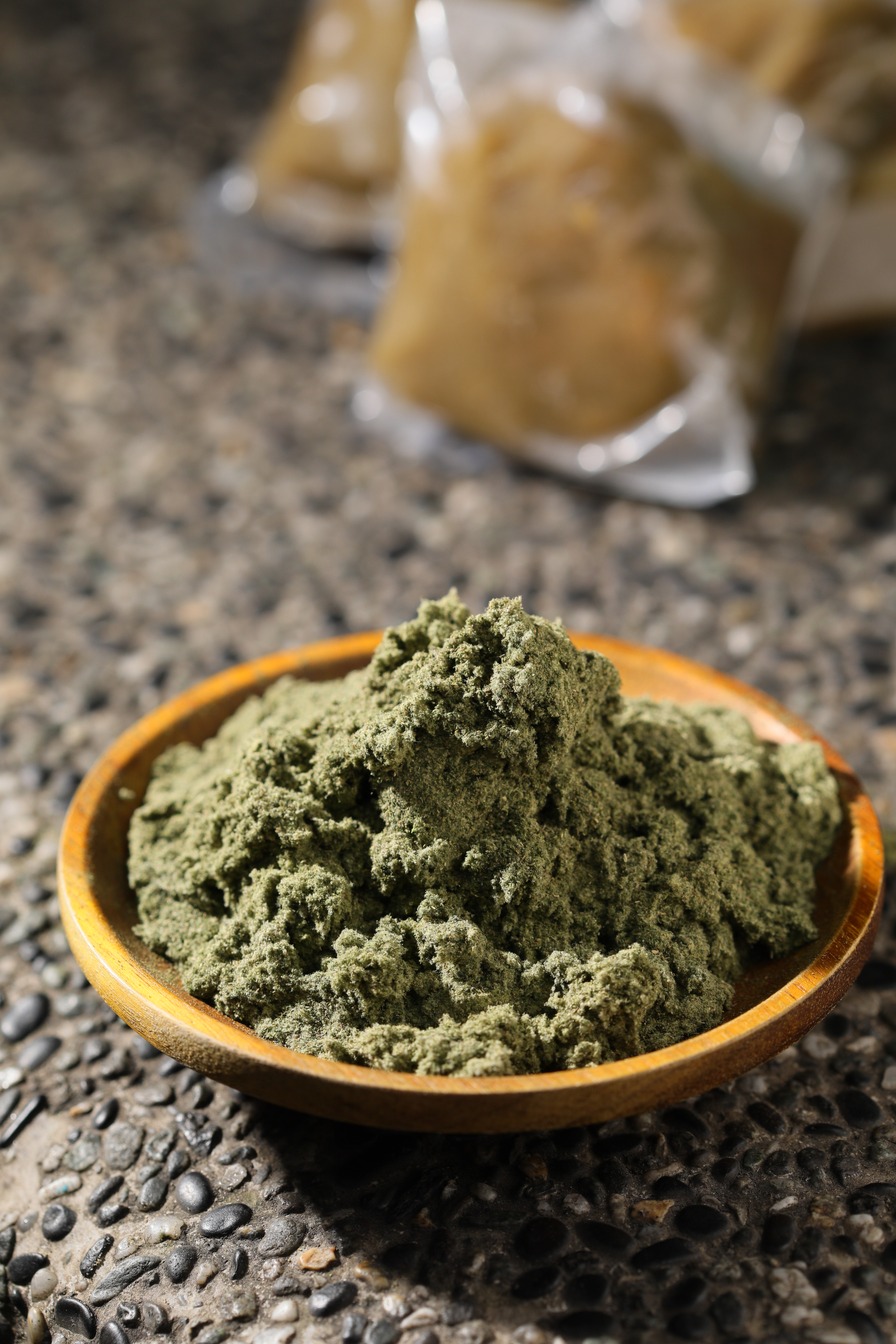 外皮加入鼠麴草製作的草仔粿，早期常用於中元普渡及掃墓祭拜。