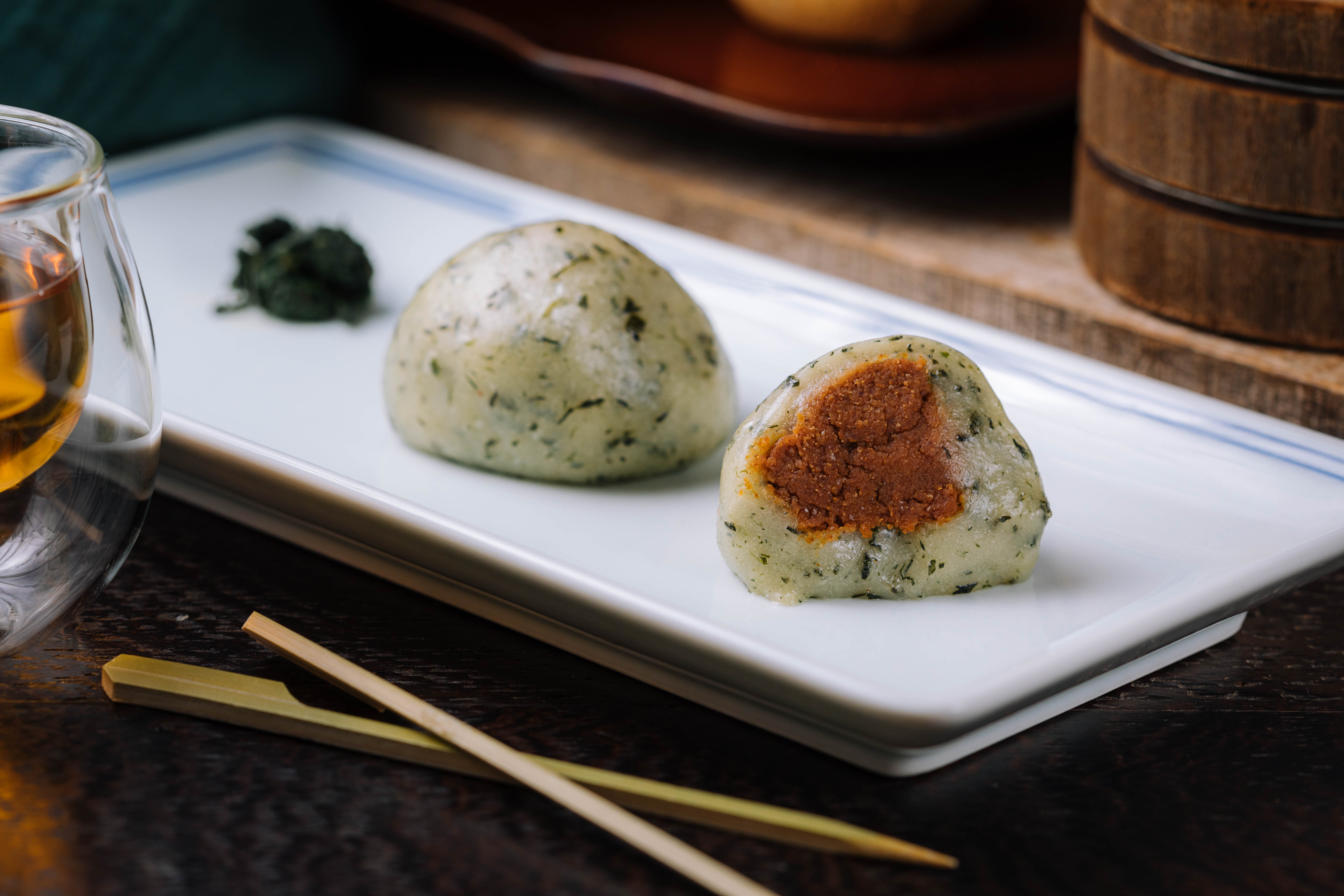 合興祖傳「青糰」內餡為特製黃豆餡，帶有沙沙顆粒感， 僅假日與清明前限量販售，菜單上找不到。（35元／顆）