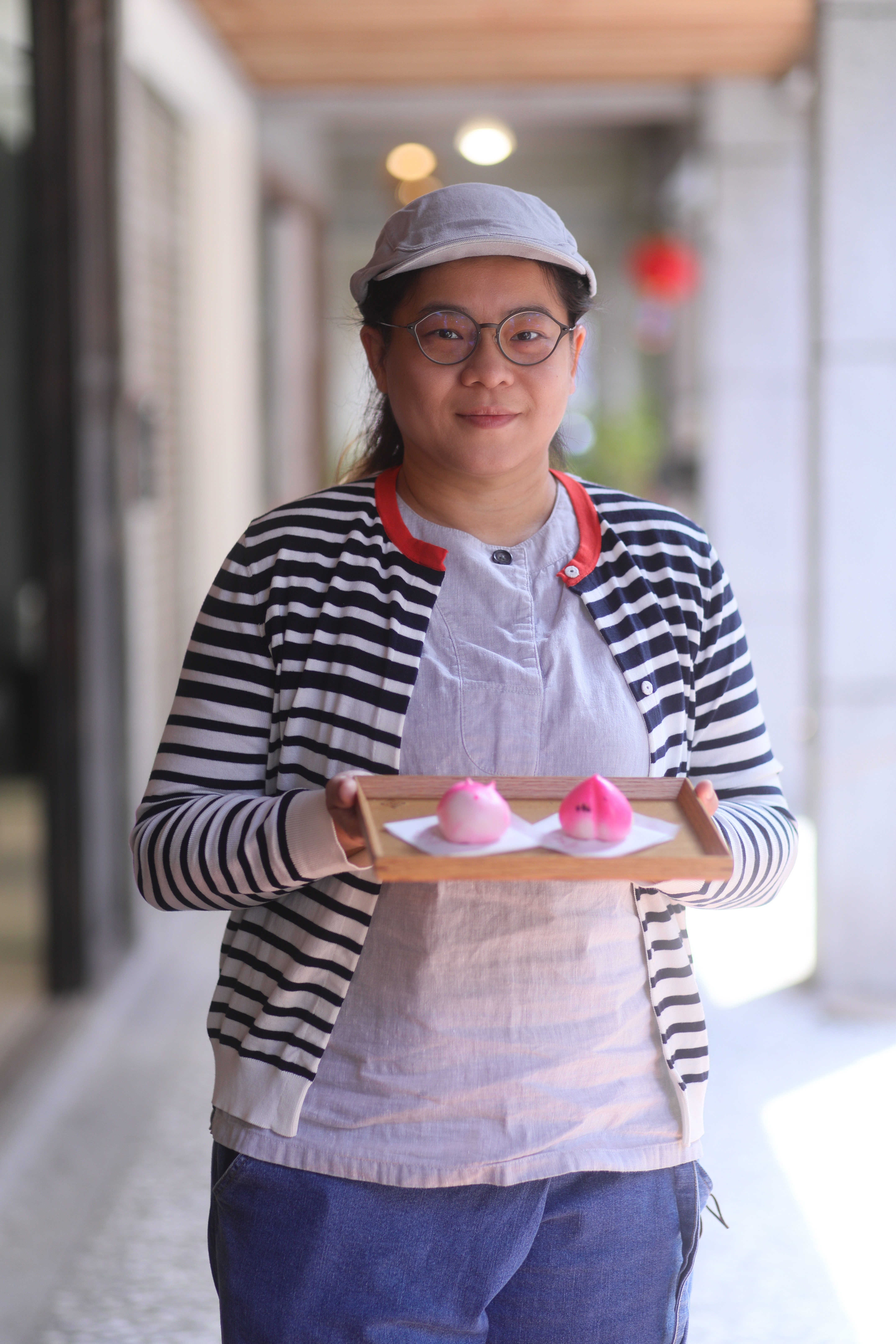 「合興壹玖肆柒」承襲70年的傳統中式糕點老店，由第三代接班人鄭匡佑與任佳倫夫妻共同經營。