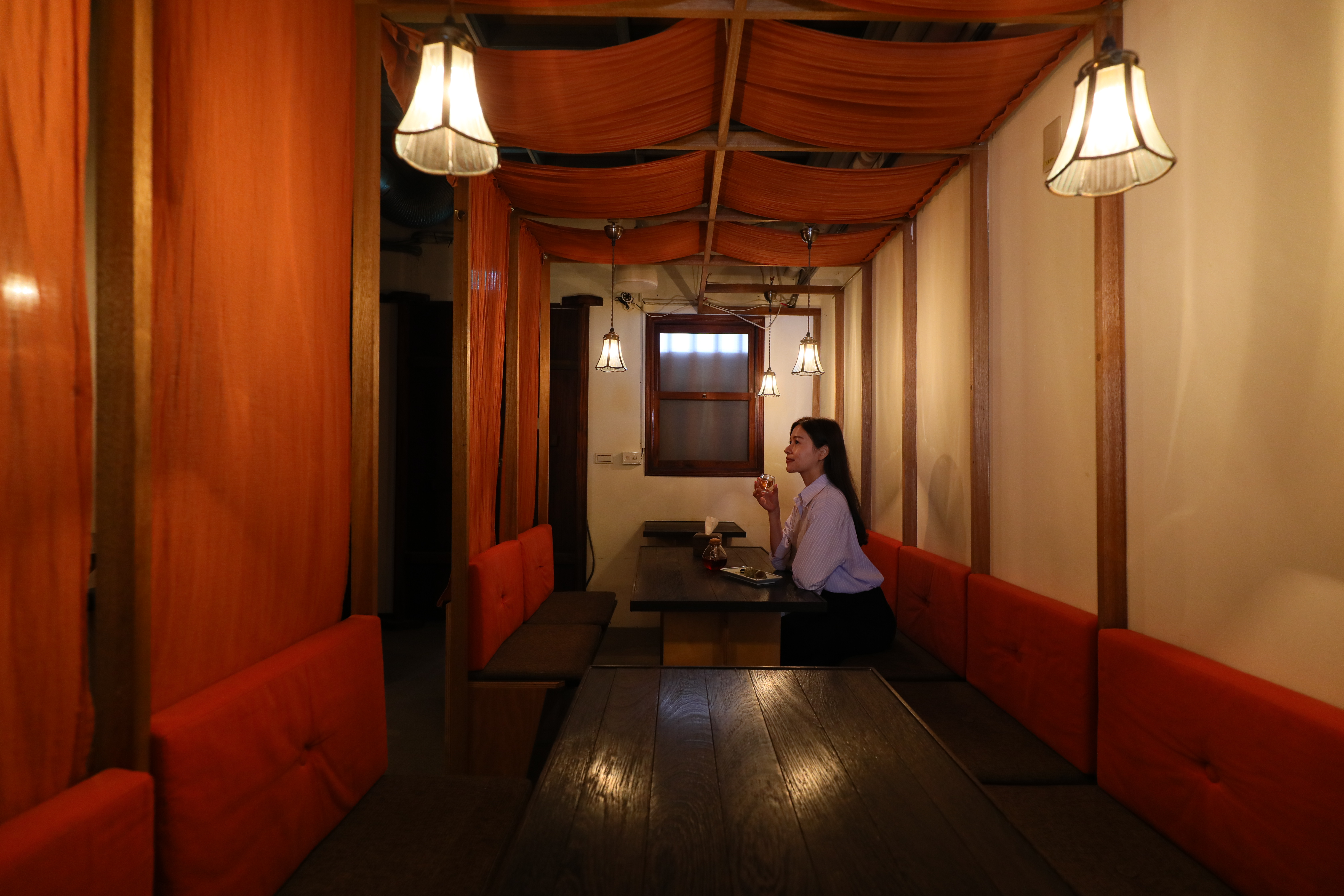店內也提供用餐空間，每人低消為2款點心加1壺台灣茶或咖啡，不趕時間可以坐下來好好品嘗。