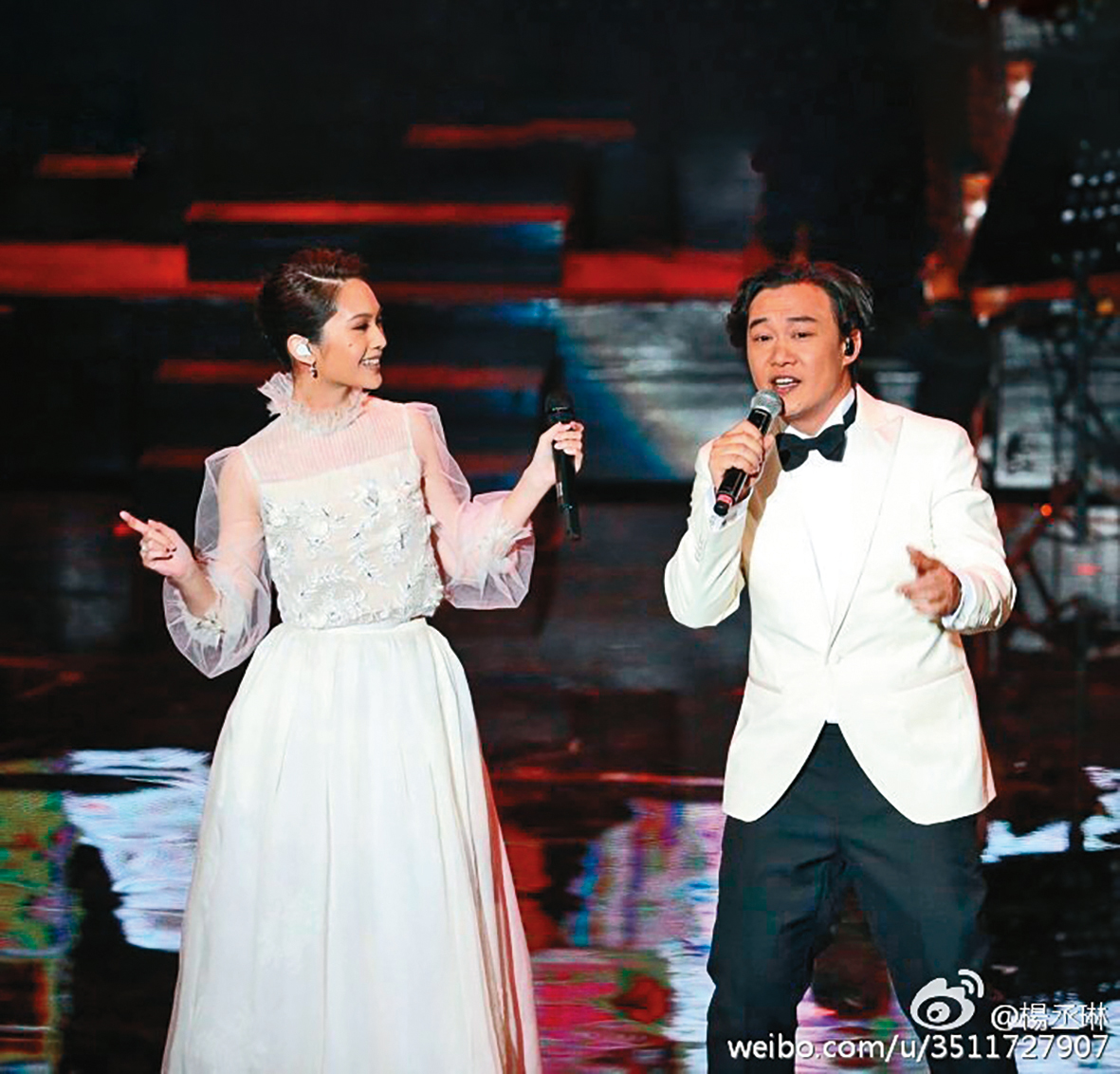 陳奕迅(右)歌唱實力受肯定,更獲金馬獎邀約演唱。左為楊丞琳。(翻攝自楊丞琳微博)