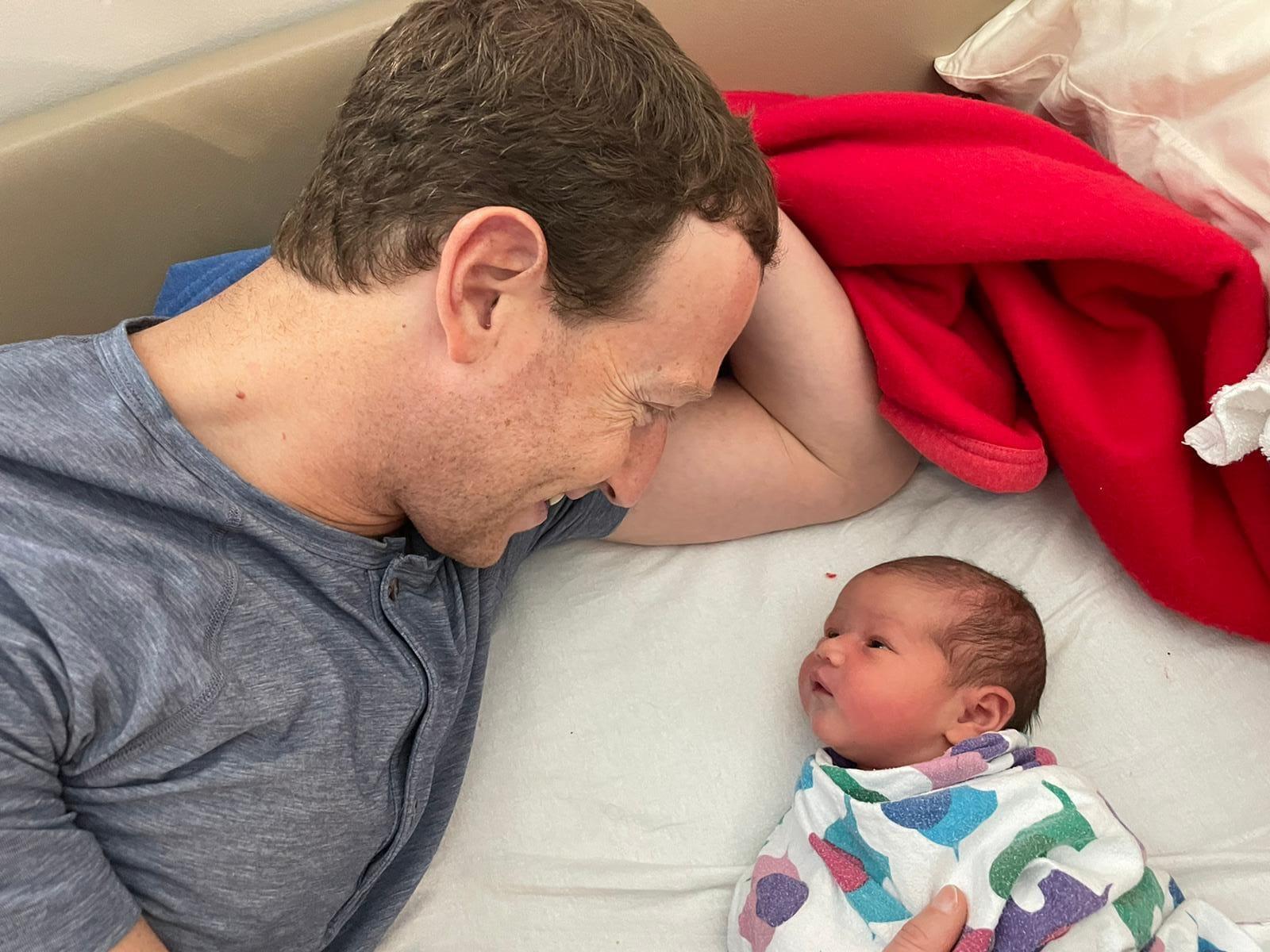 祖克柏與剛出生的小女兒對視。(翻攝Mark Zuckerberg臉書)