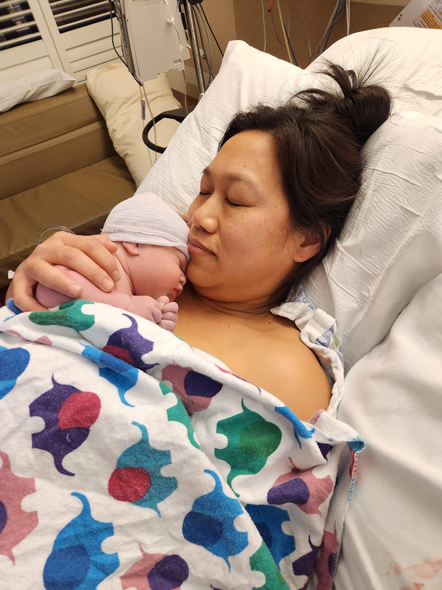 祖克柏妻子抱著剛出生的小女兒。(翻攝Mark Zuckerberg 臉書)