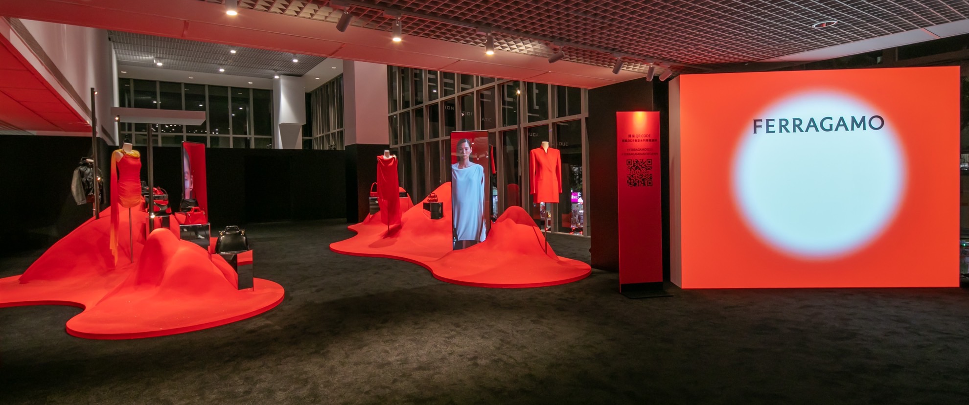 FERRAGAMO以紅色沙丘重現米蘭時裝秀時的場景。（FERRAGAMO提供）