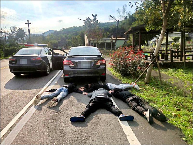 警方在新北市瑞芳區逮捕涉嫌搶奪500萬元的陳嫌等人。（翻攝畫面）