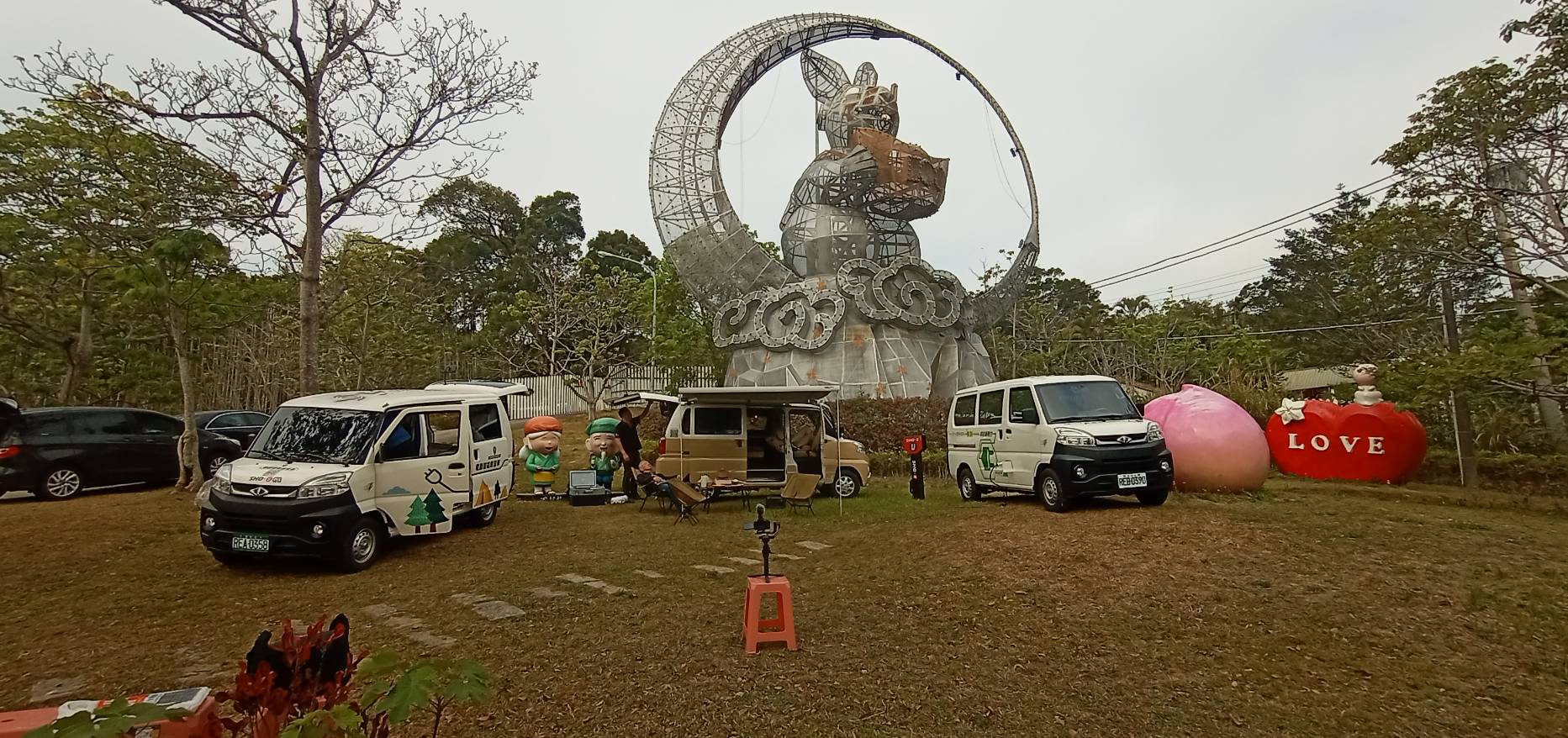 客家大院展示綠色能源露營車，供遊客體驗使用。（姜太公道場客家大院提供）