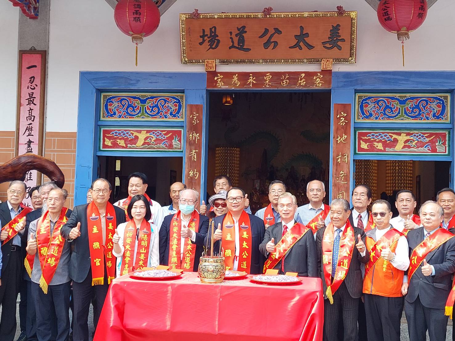 姜太公中部道場客家大院25日舉辦桐花季開鑼儀式，宣布活動起跑。（姜太公道場客家大院提供）