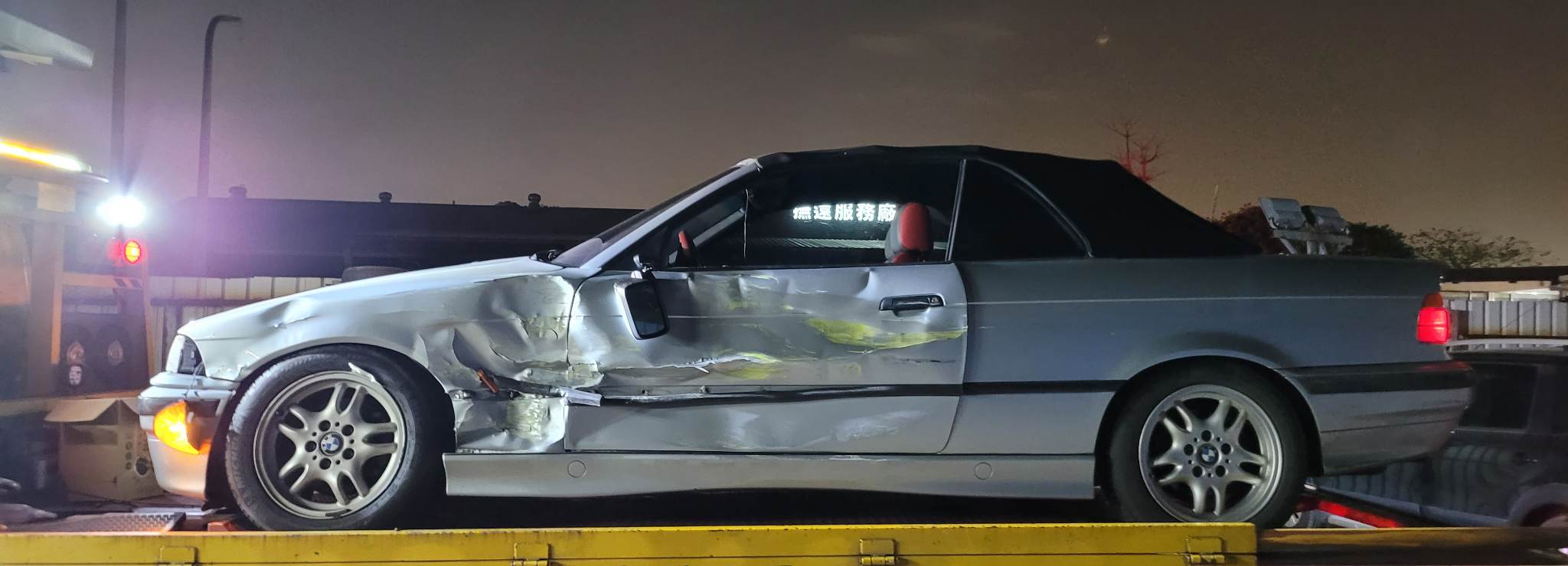 葉丙成事後於臉書po文，曬出自己BMW敞蓬老車遭撞後的畫面，並直呼「多虧了27歲的它，今天我沒事」。（翻攝自葉丙成臉書）